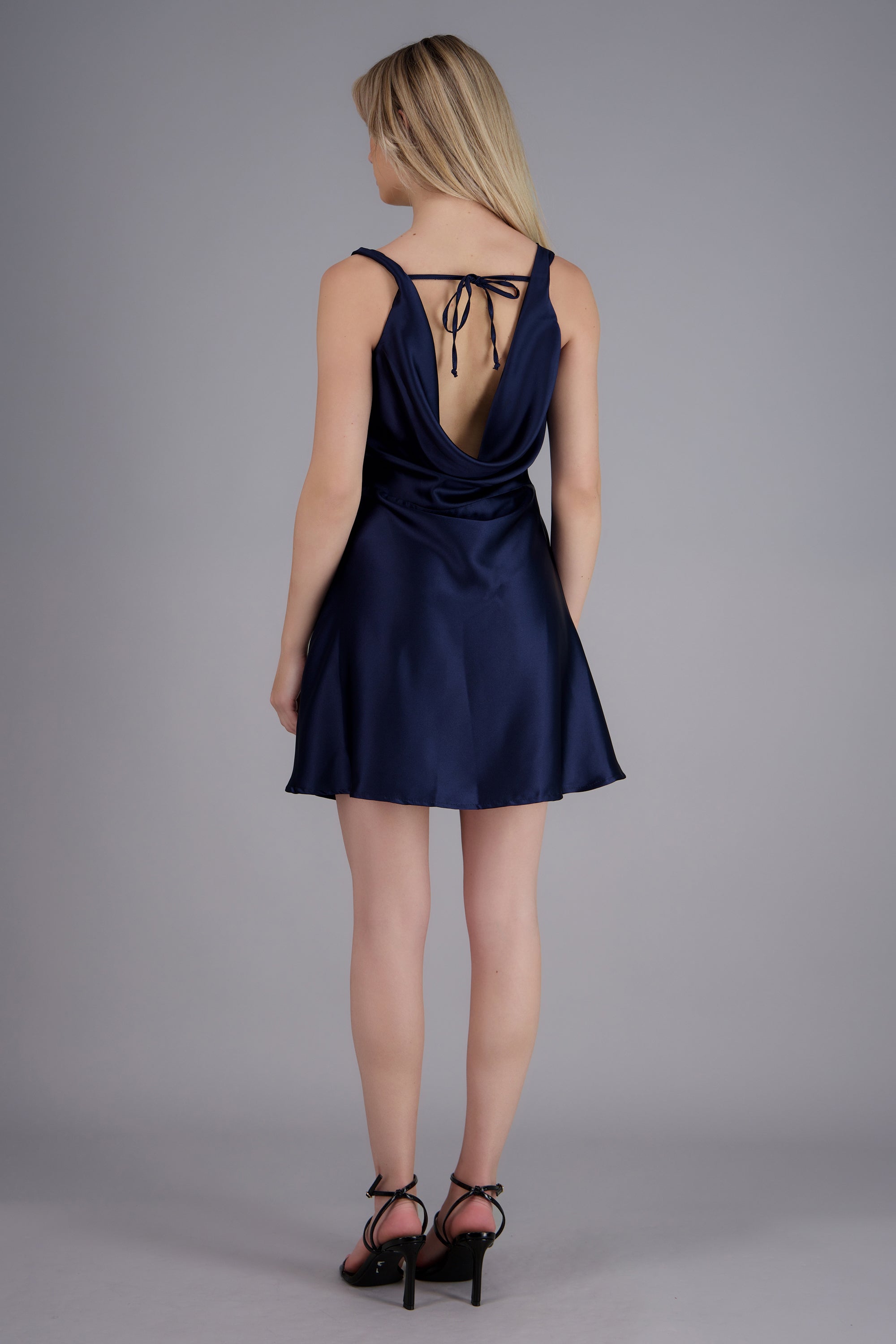 vestido cascada detalle espalda MARINO