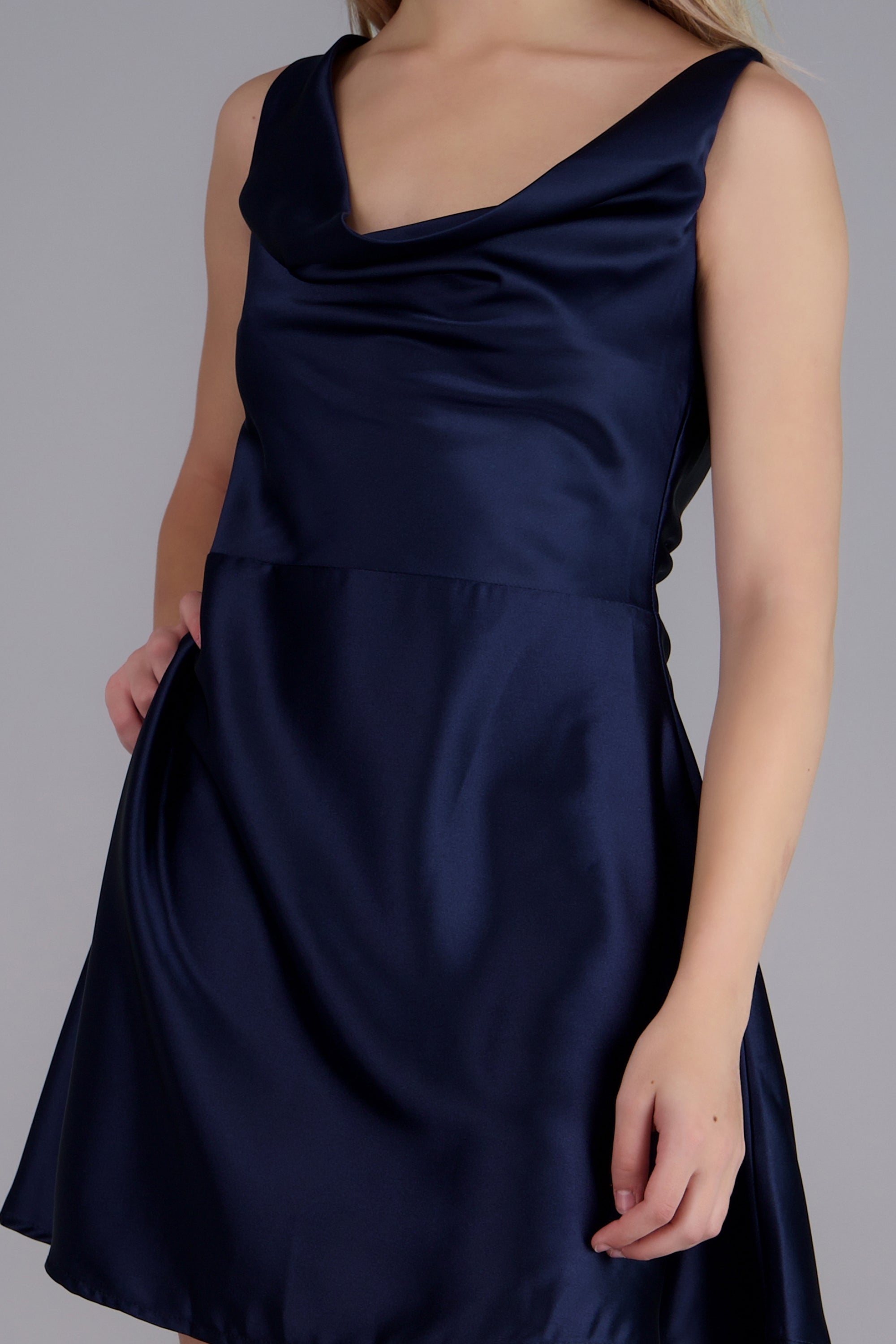 vestido cascada detalle espalda MARINO