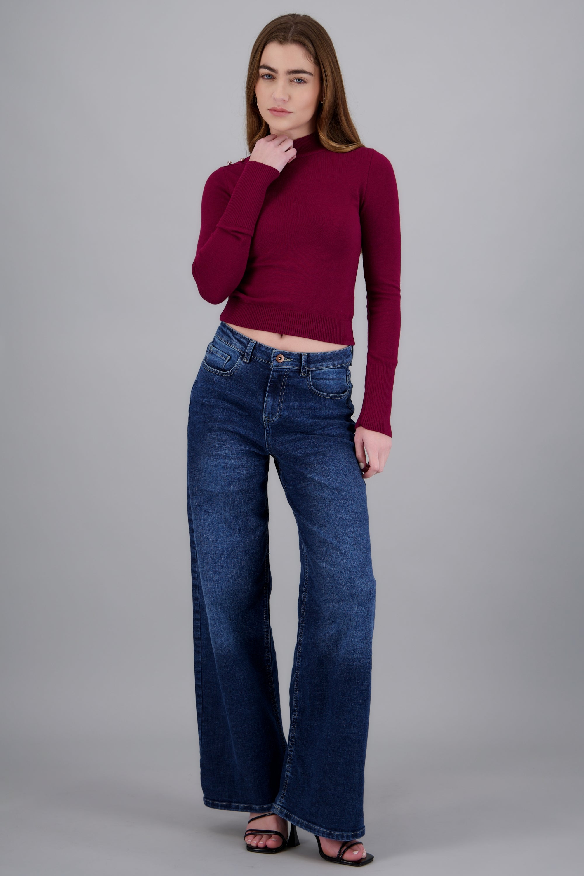 Súeter cuello tortuga detalle hombro VINO