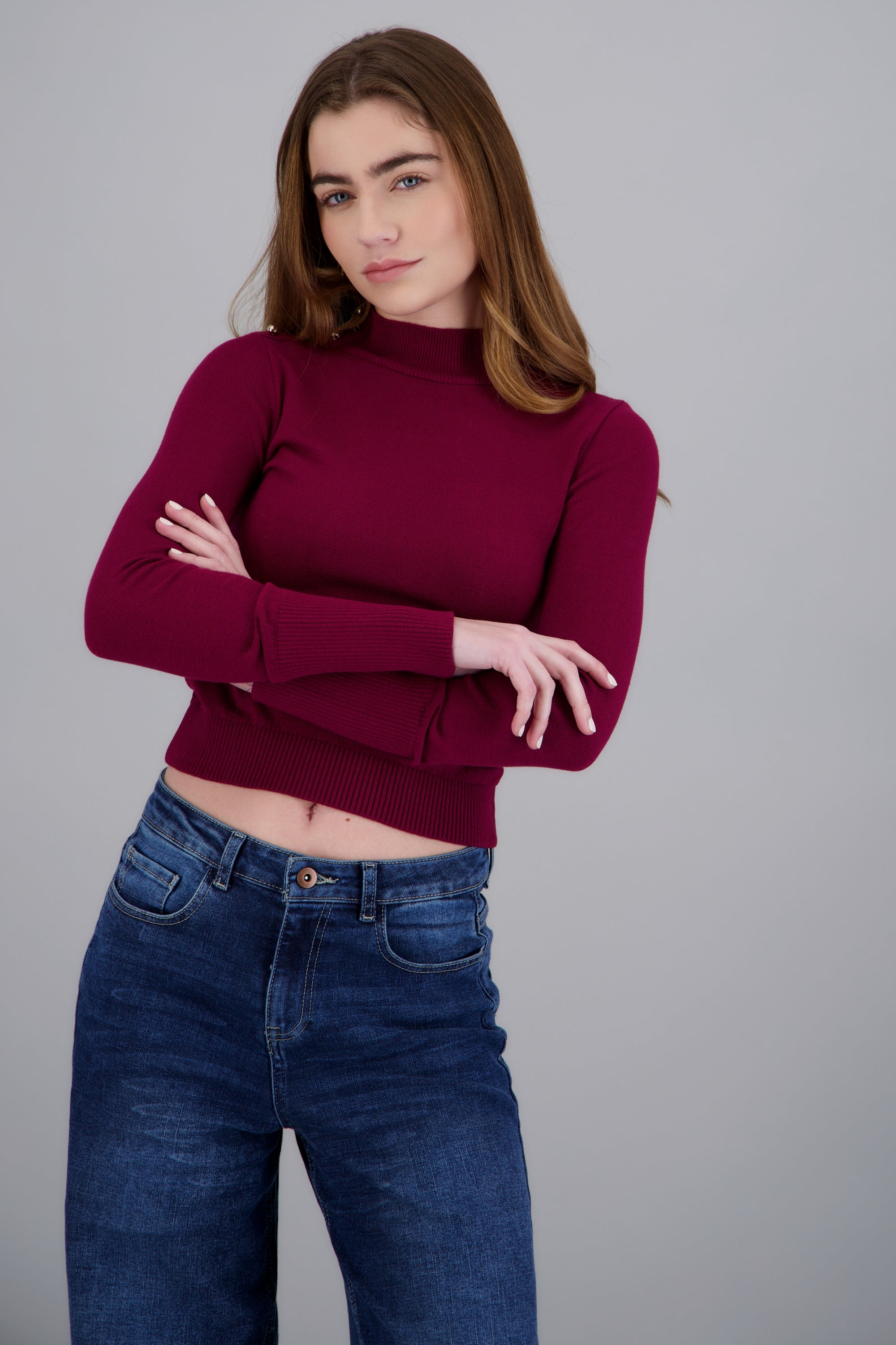 Súeter cuello tortuga detalle hombro VINO