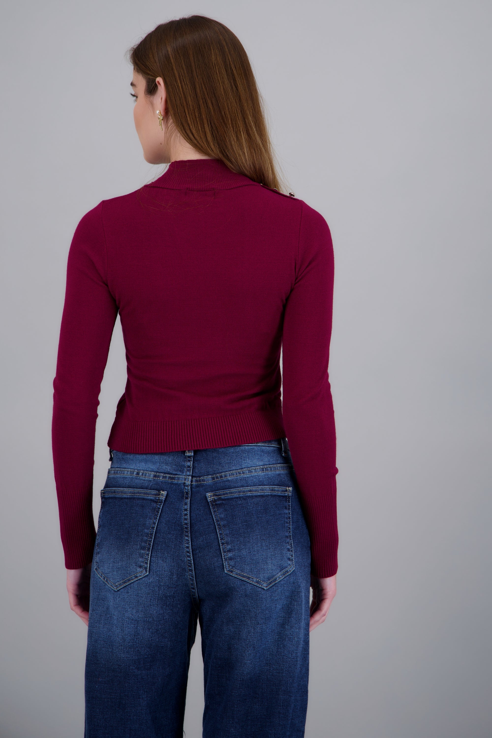 Súeter cuello tortuga detalle hombro VINO