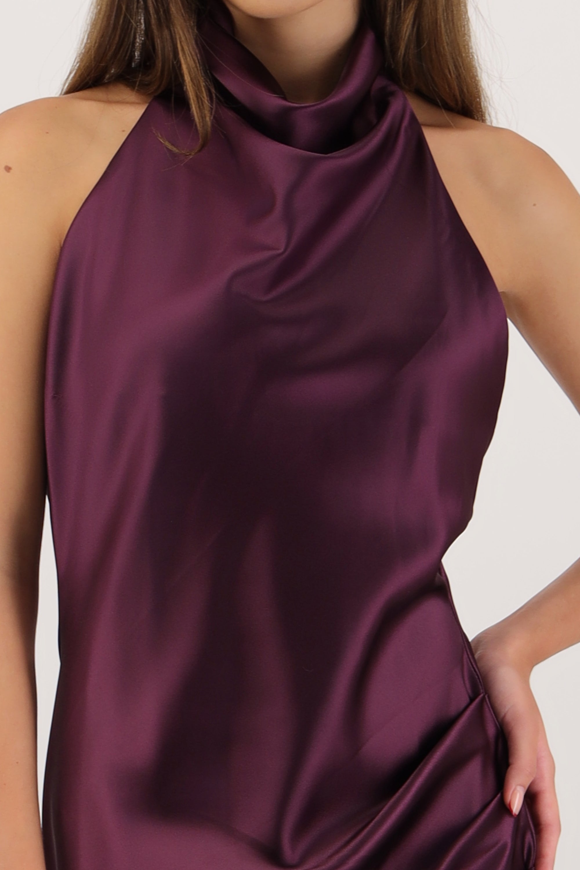 Vestido satin halter espalda abierta UVA