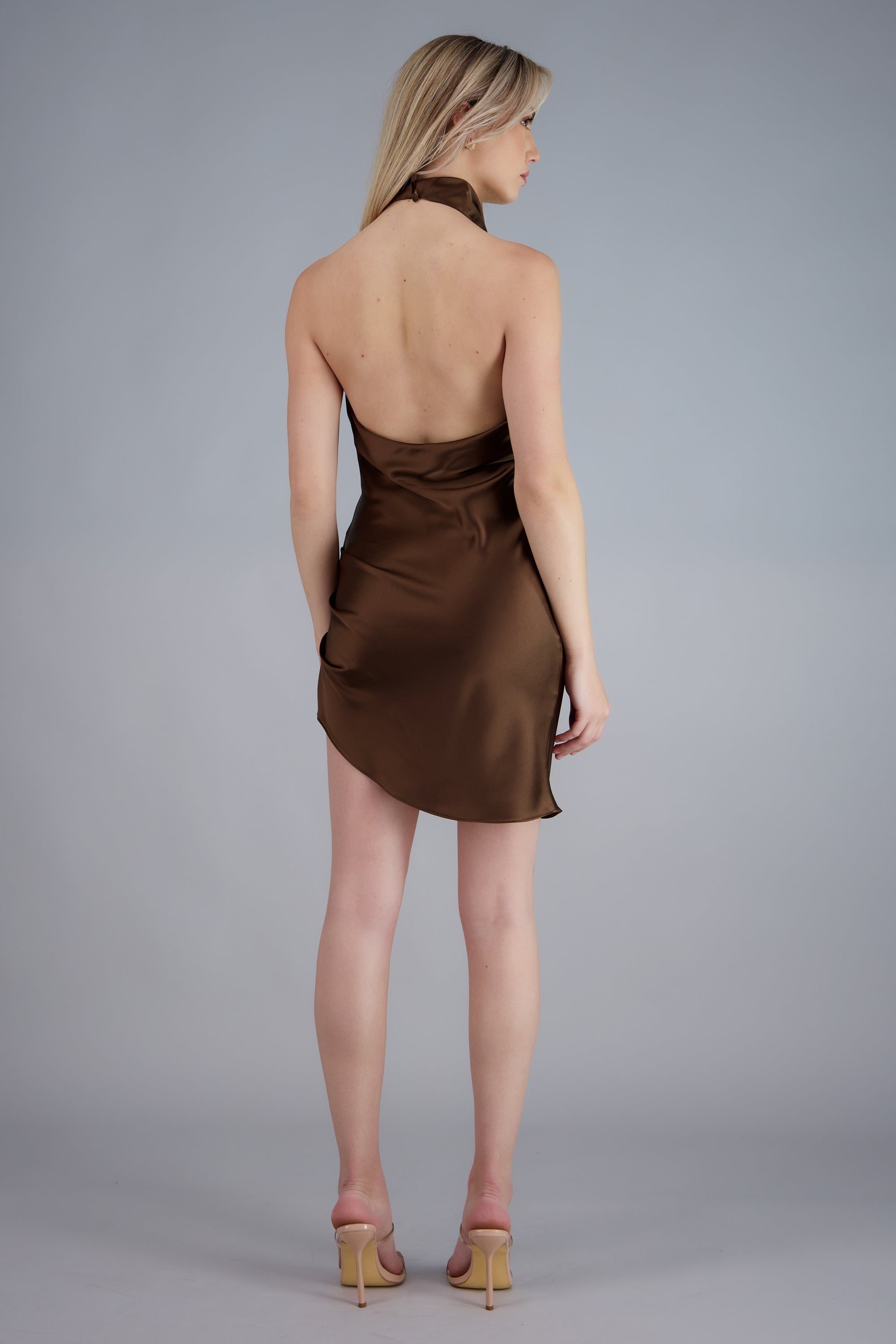 Vestido satin halter espalda abierta CHOCOLATE