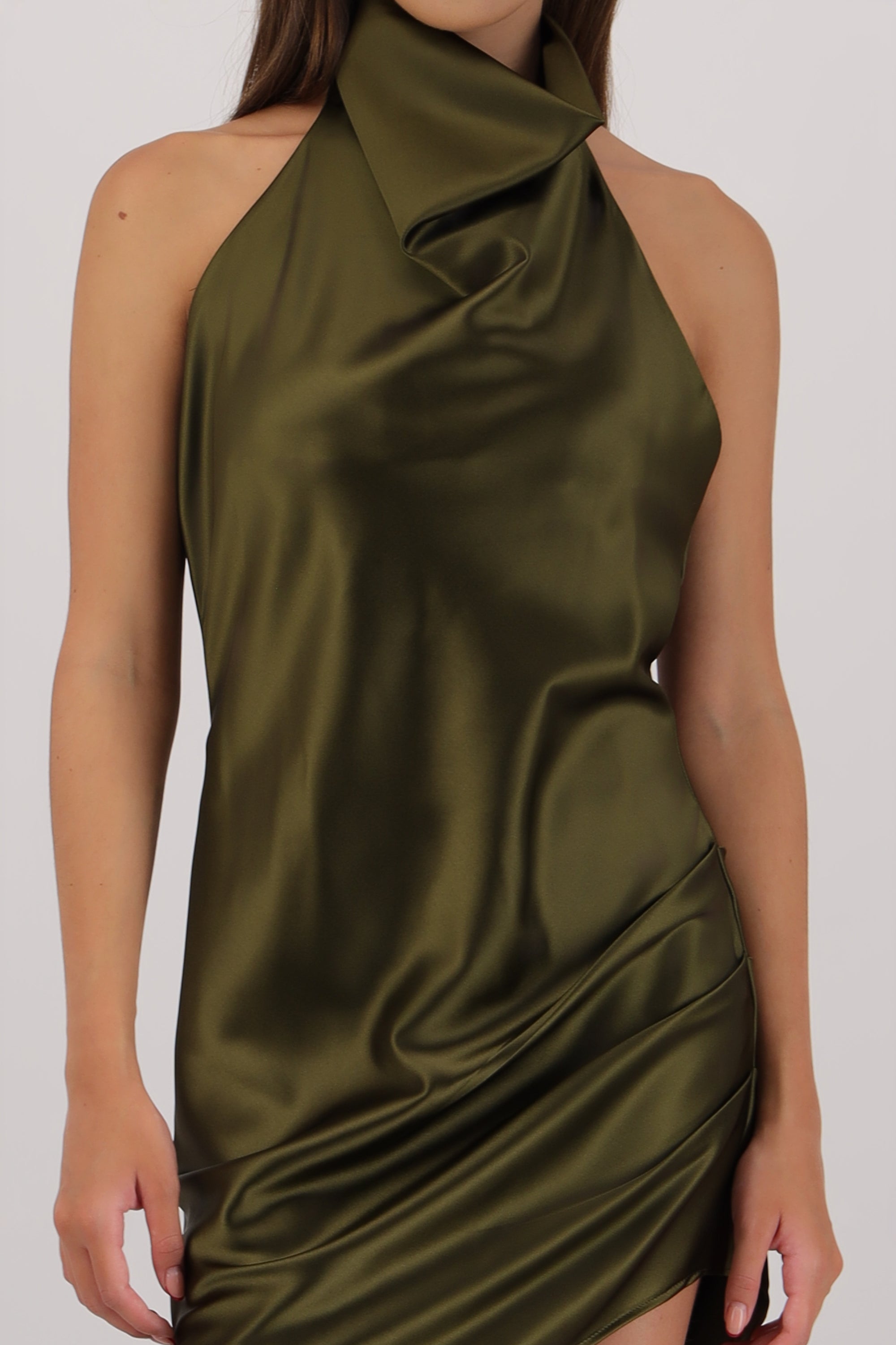 Vestido satin halter espalda abierta OLIVO