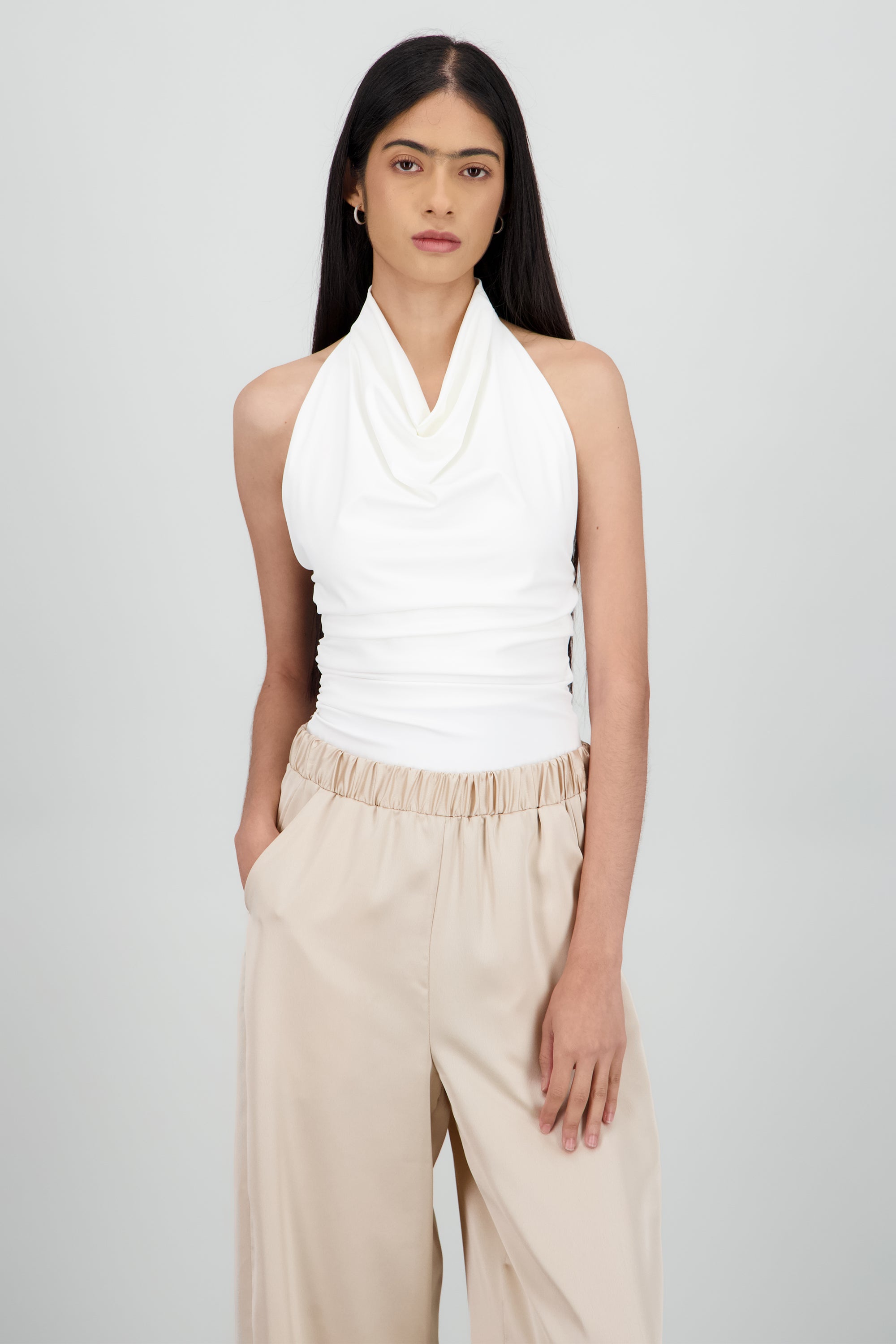 Bodysuit frunces en costado cuello cascada HUESO