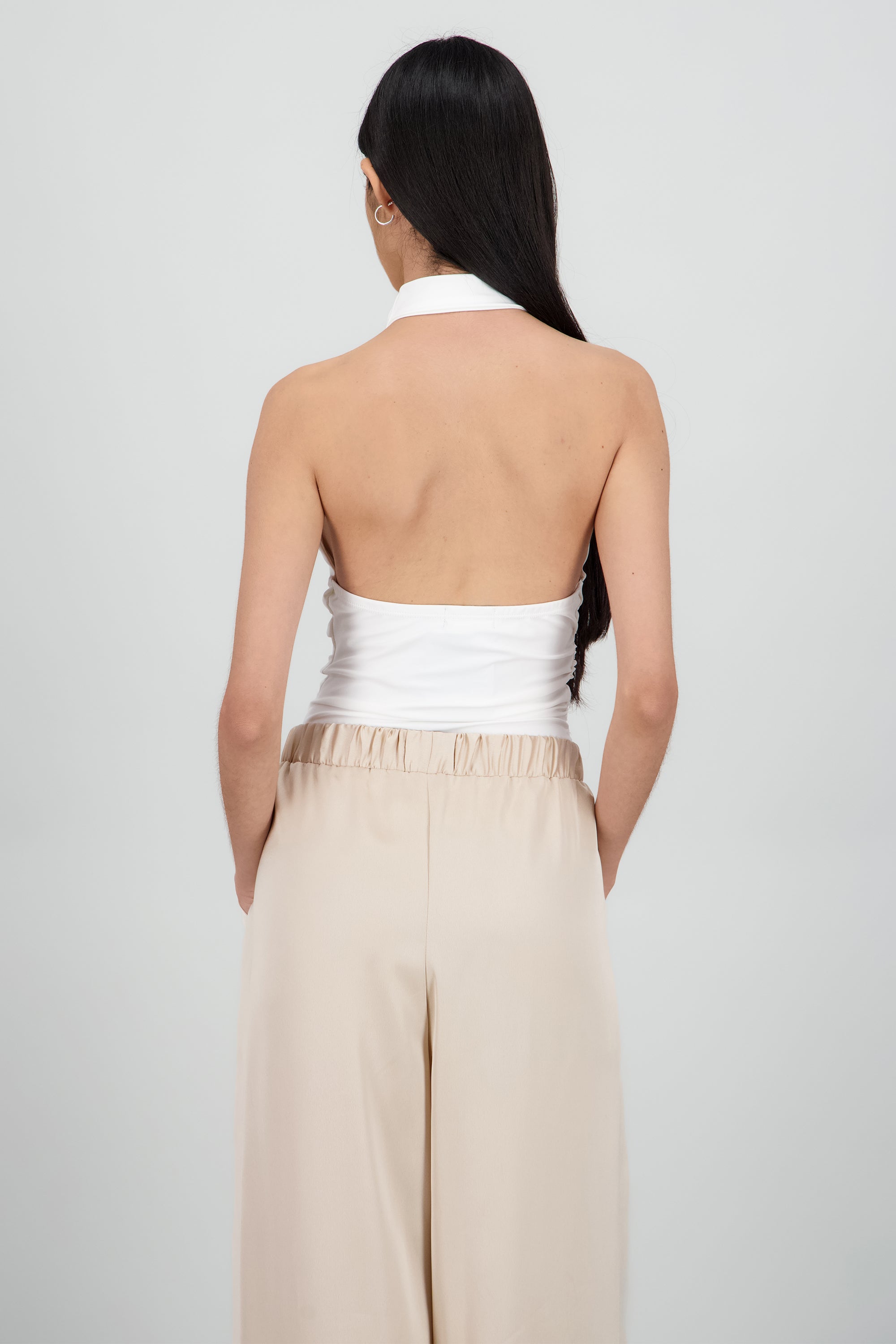 Bodysuit frunces en costado cuello cascada HUESO