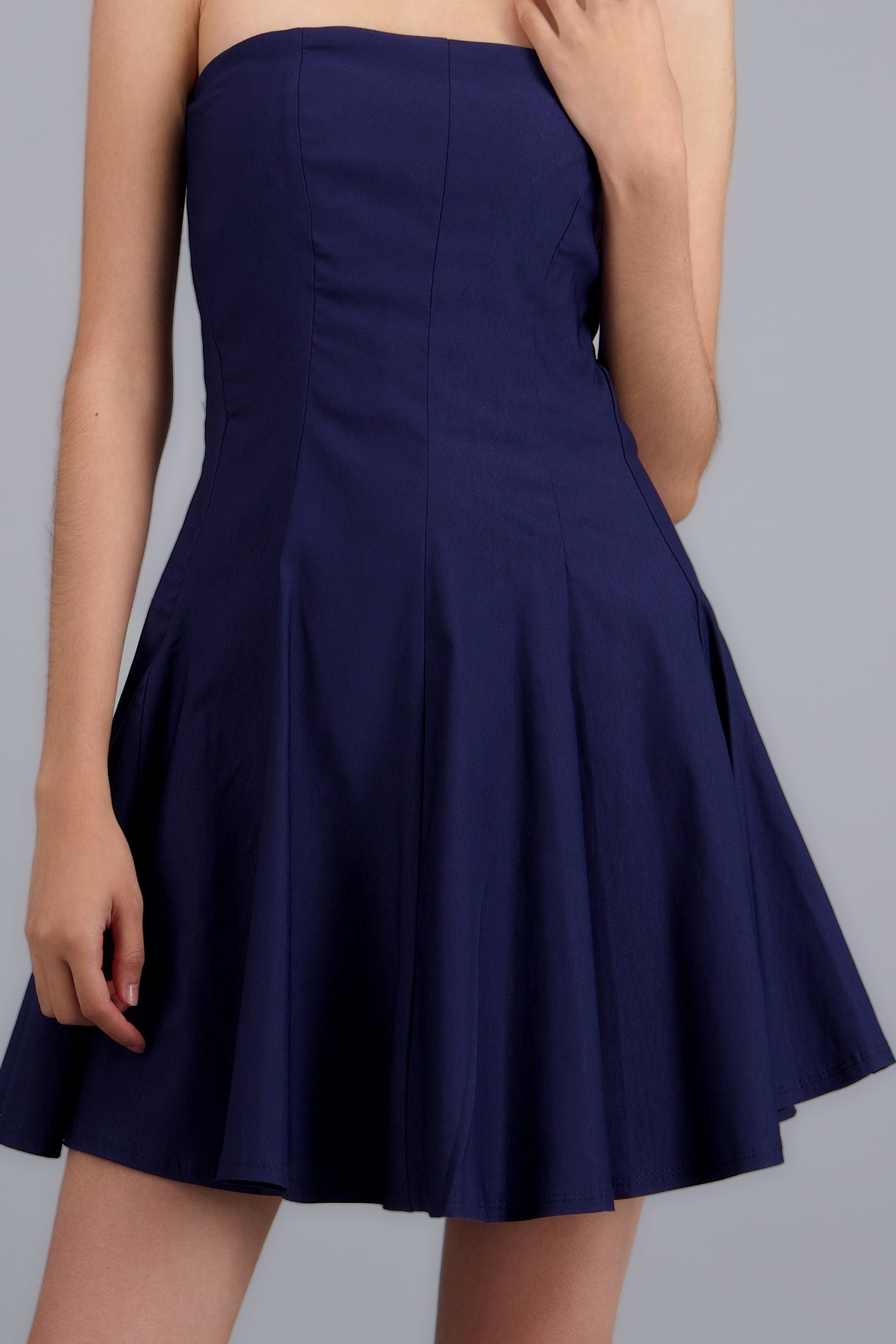 Vestido corto strapless con cortes MARINO