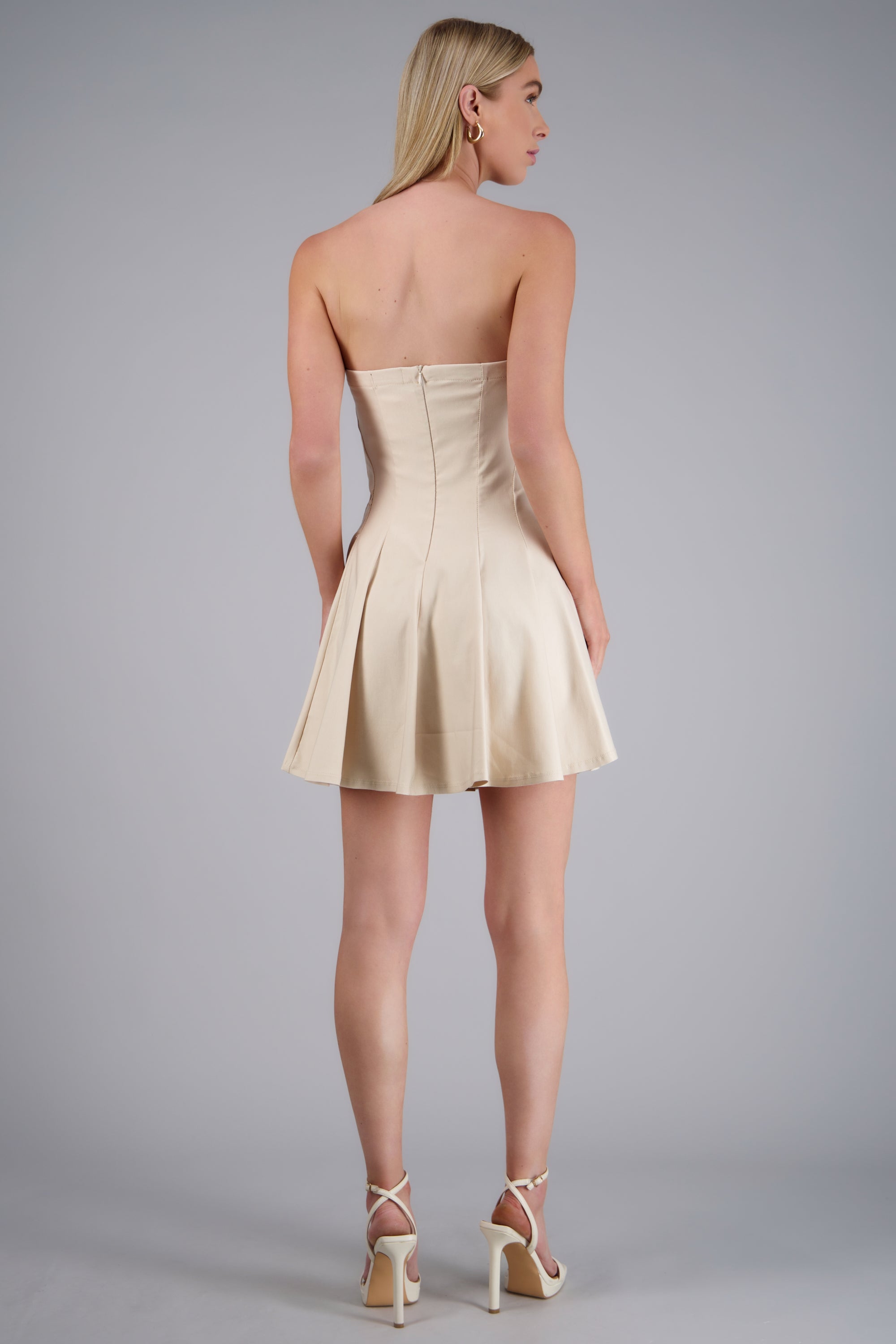 Vestido corto strapless con cortes CREMA