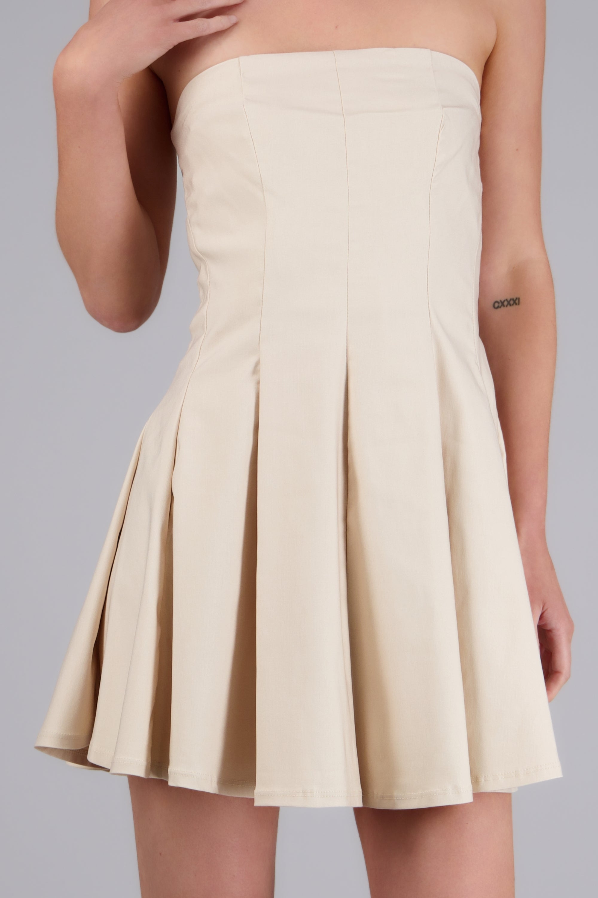 Vestido corto strapless con cortes CREMA