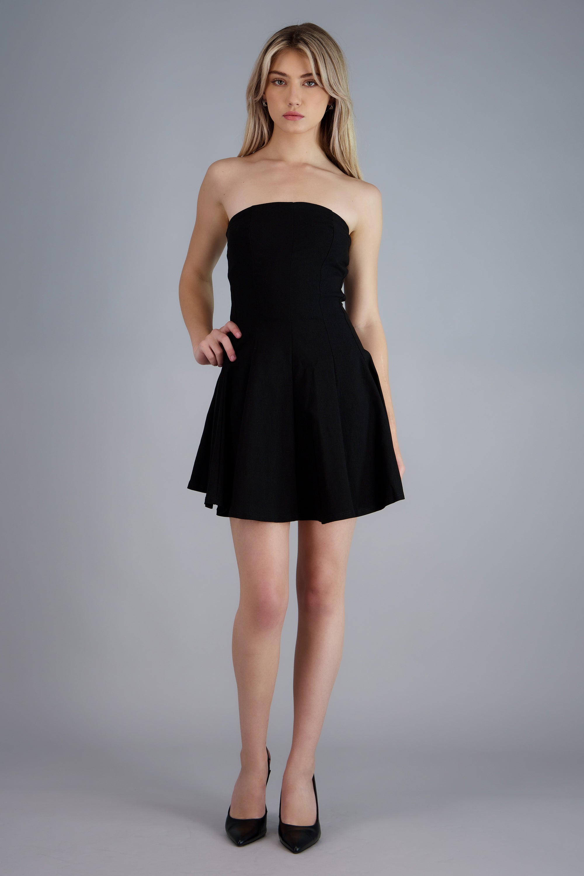 Vestido corto strapless con cortes NEGRO