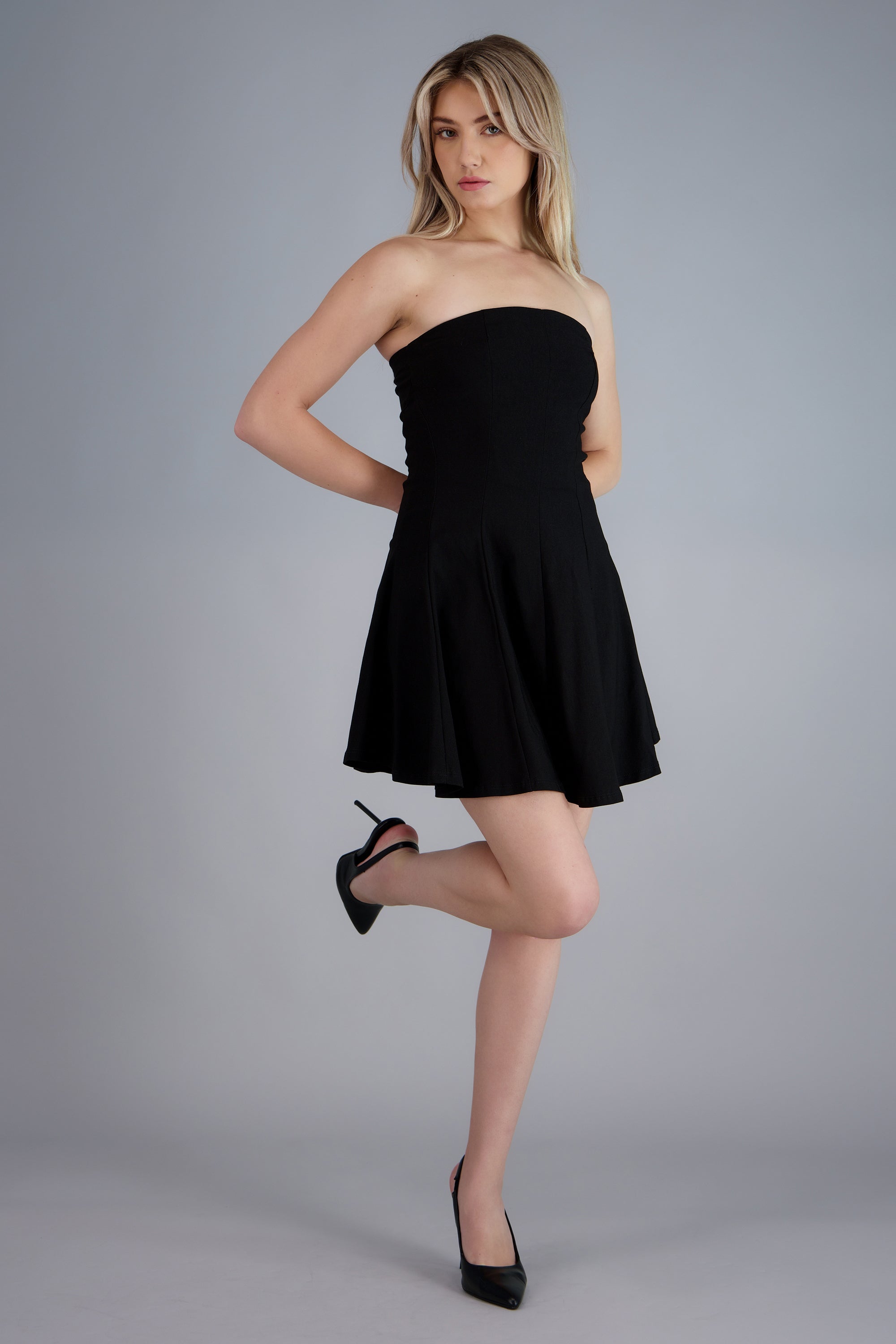 Vestido corto strapless con cortes NEGRO