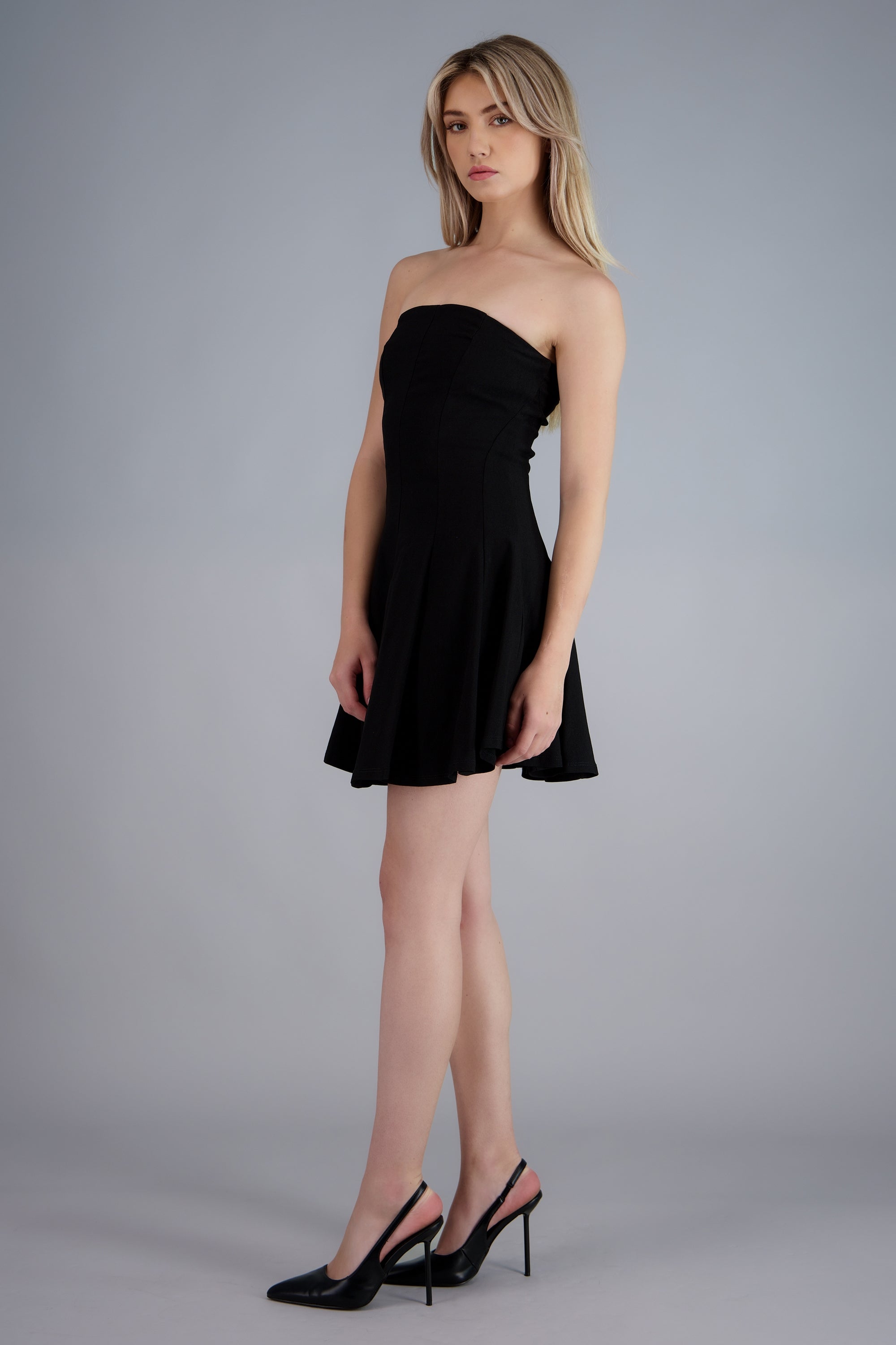 Vestido corto strapless con cortes NEGRO