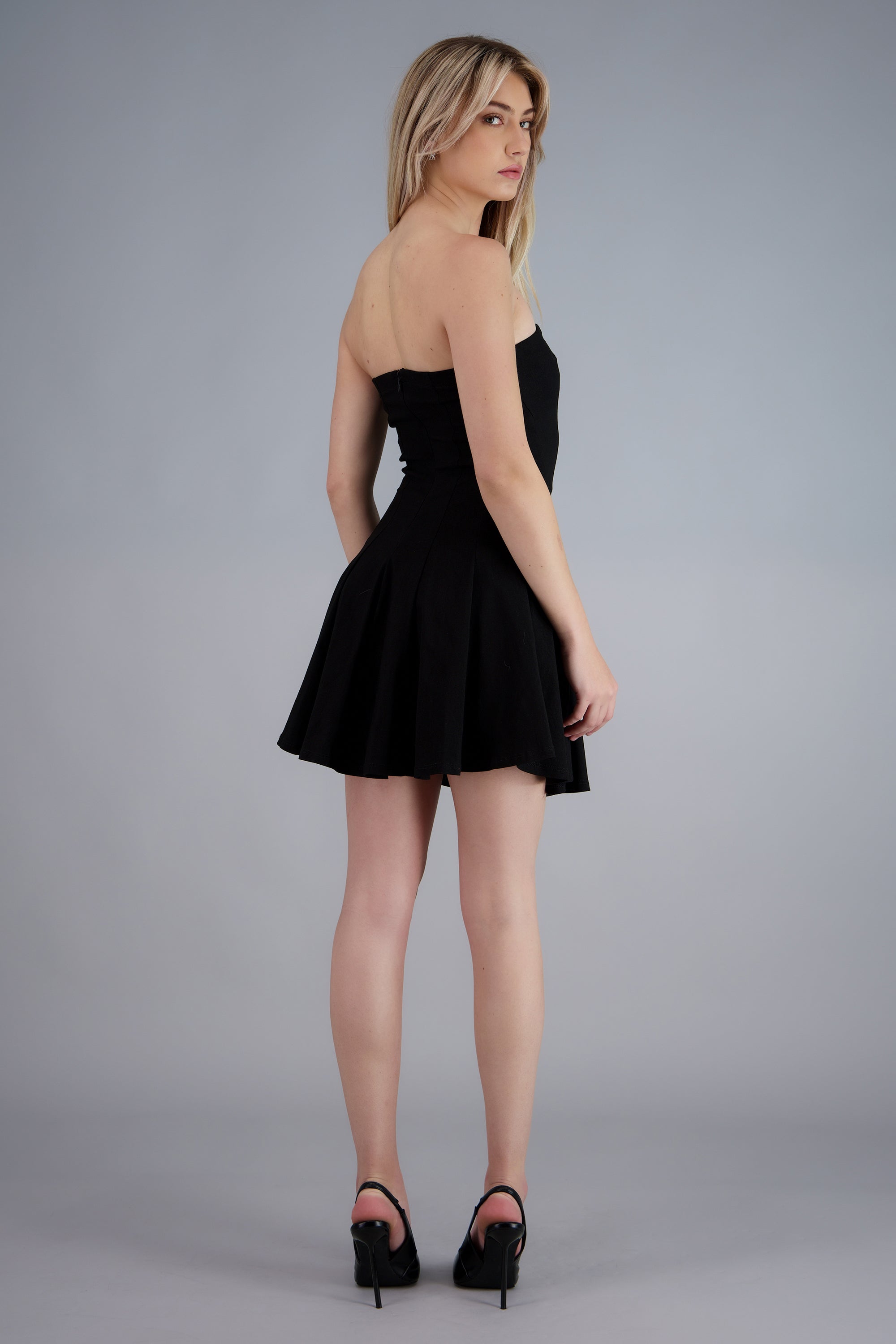 Vestido corto strapless con cortes NEGRO