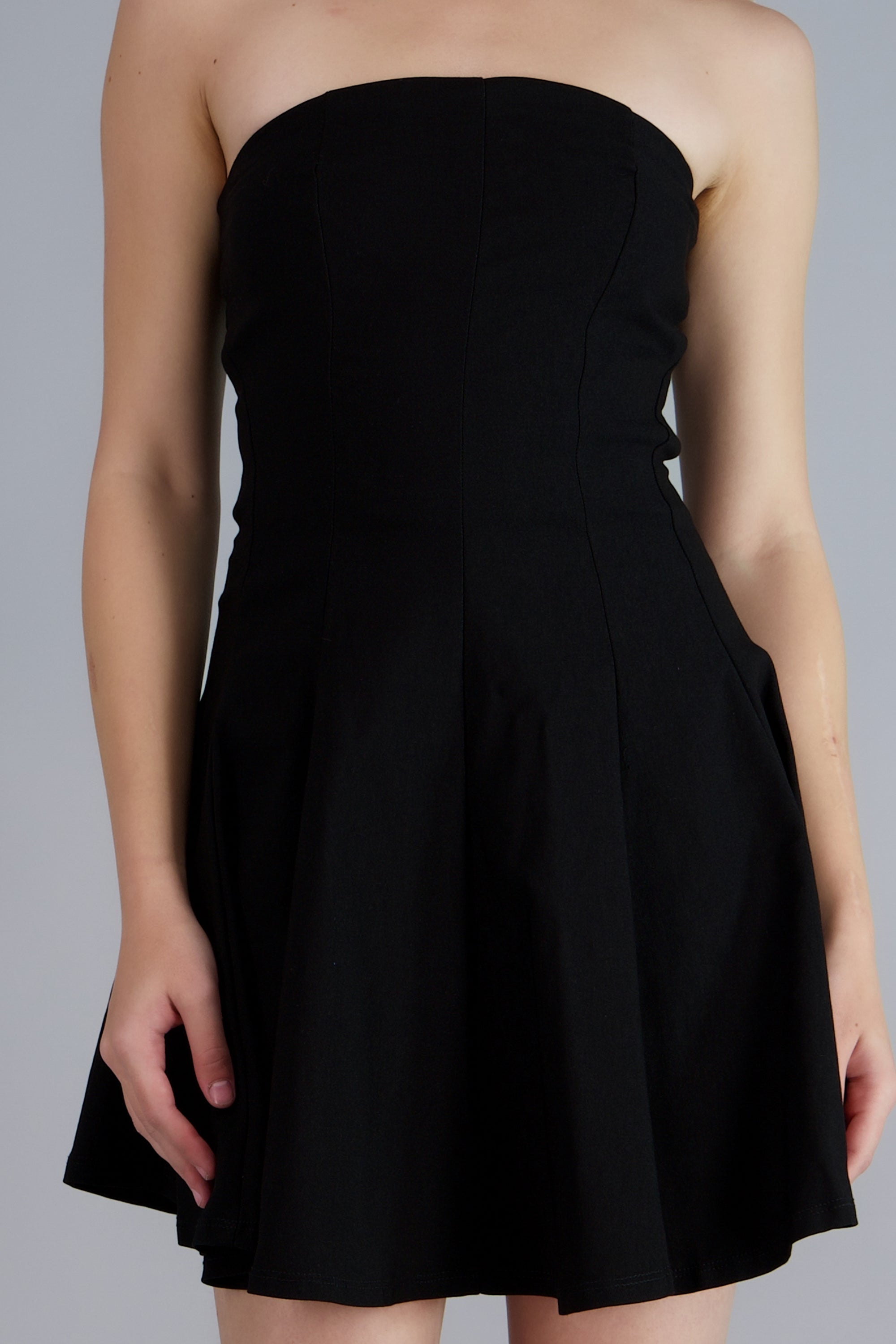 Vestido corto strapless con cortes NEGRO