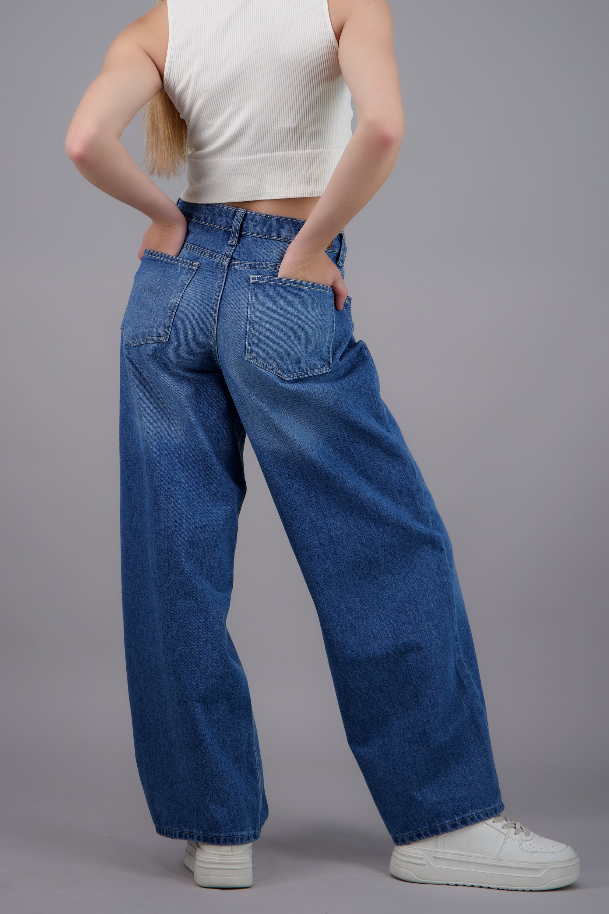 Jeans barrel con corte al centro MEDIUM WASH