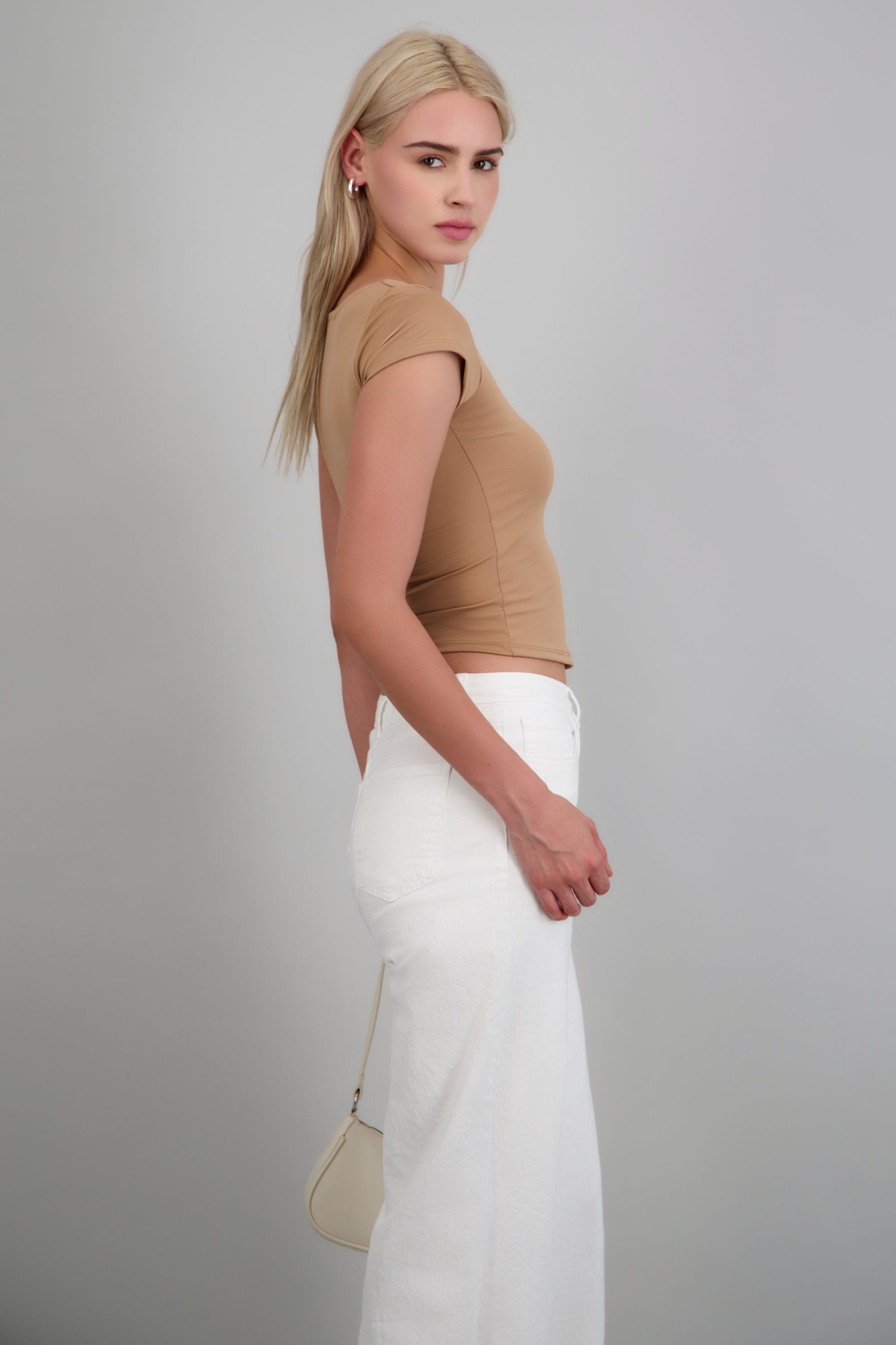 Top escote cuadrado con manga corta KHAKI