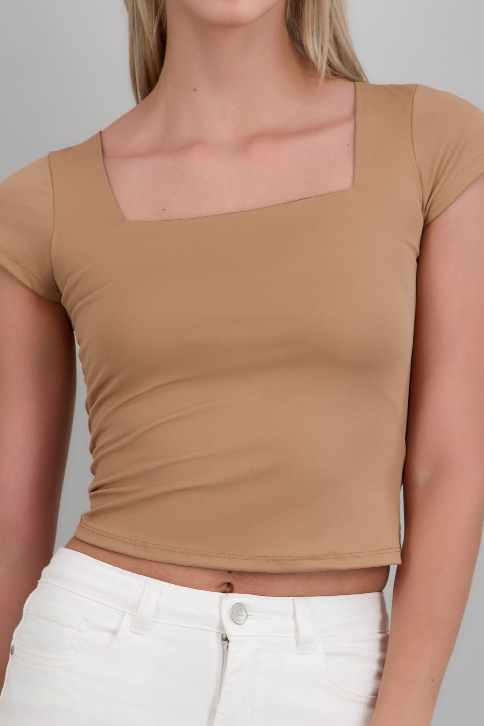 Top escote cuadrado con manga corta KHAKI
