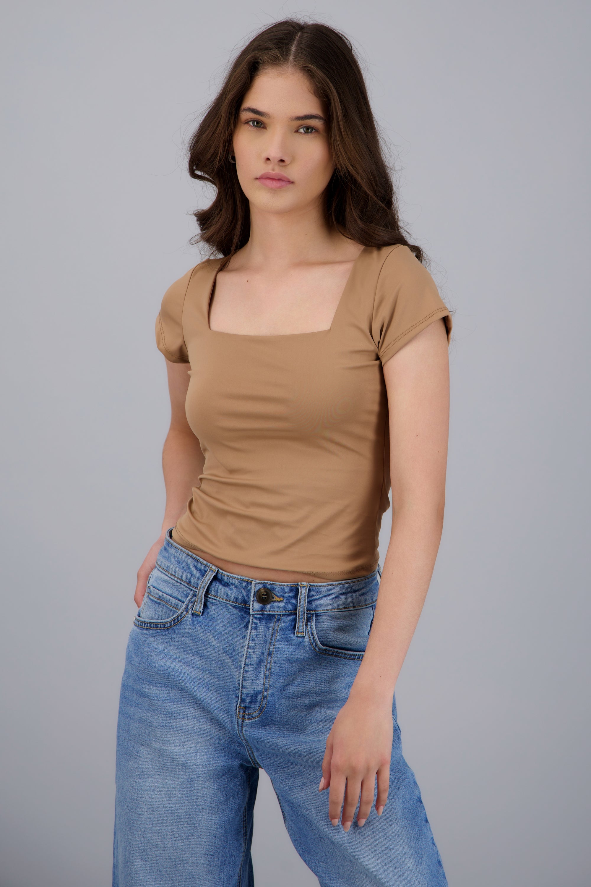 Top escote cuadrado con manga corta CAMELLO