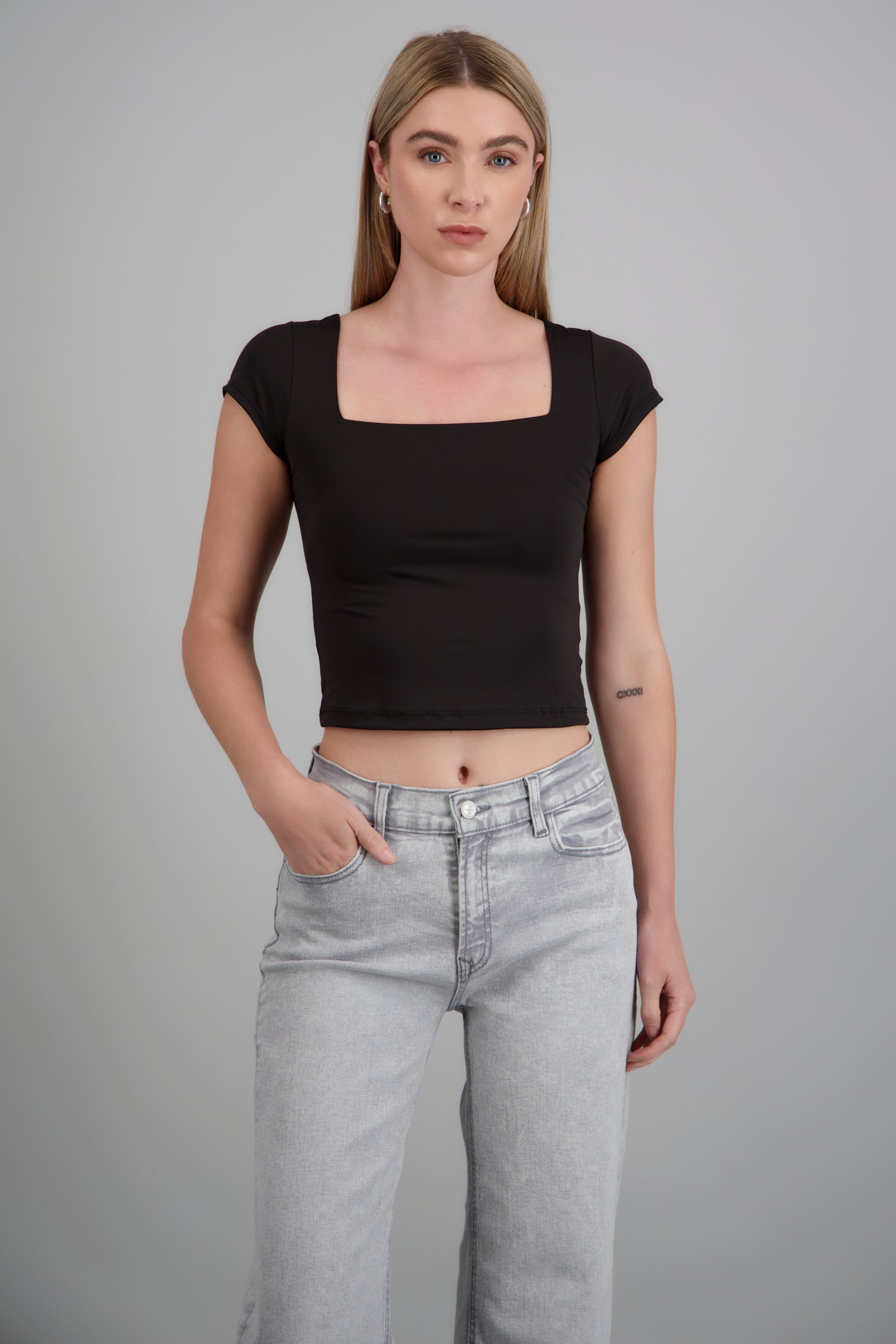 Top escote cuadrado con manga corta NEGRO