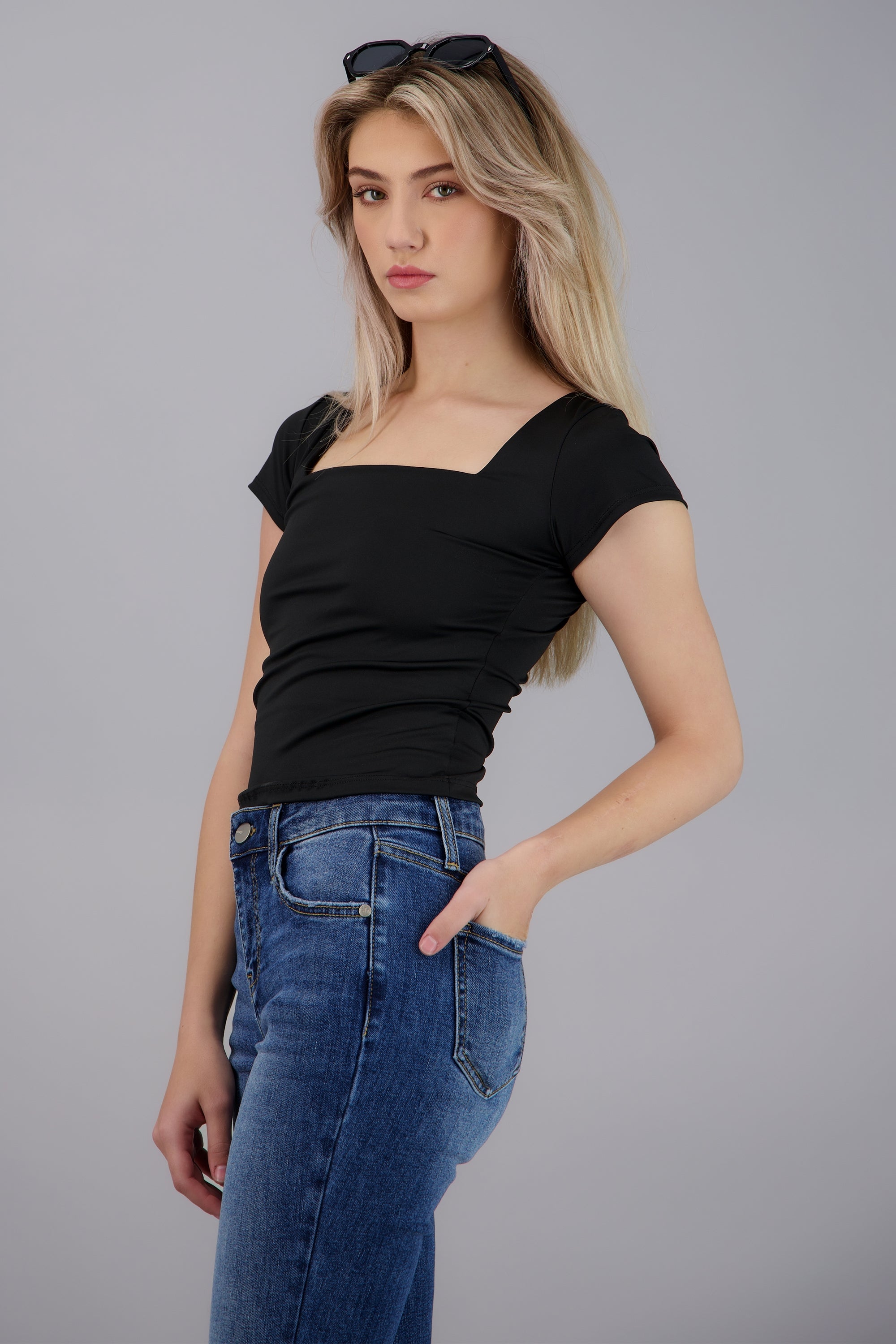 Top escote cuadrado con manga corta NEGRO