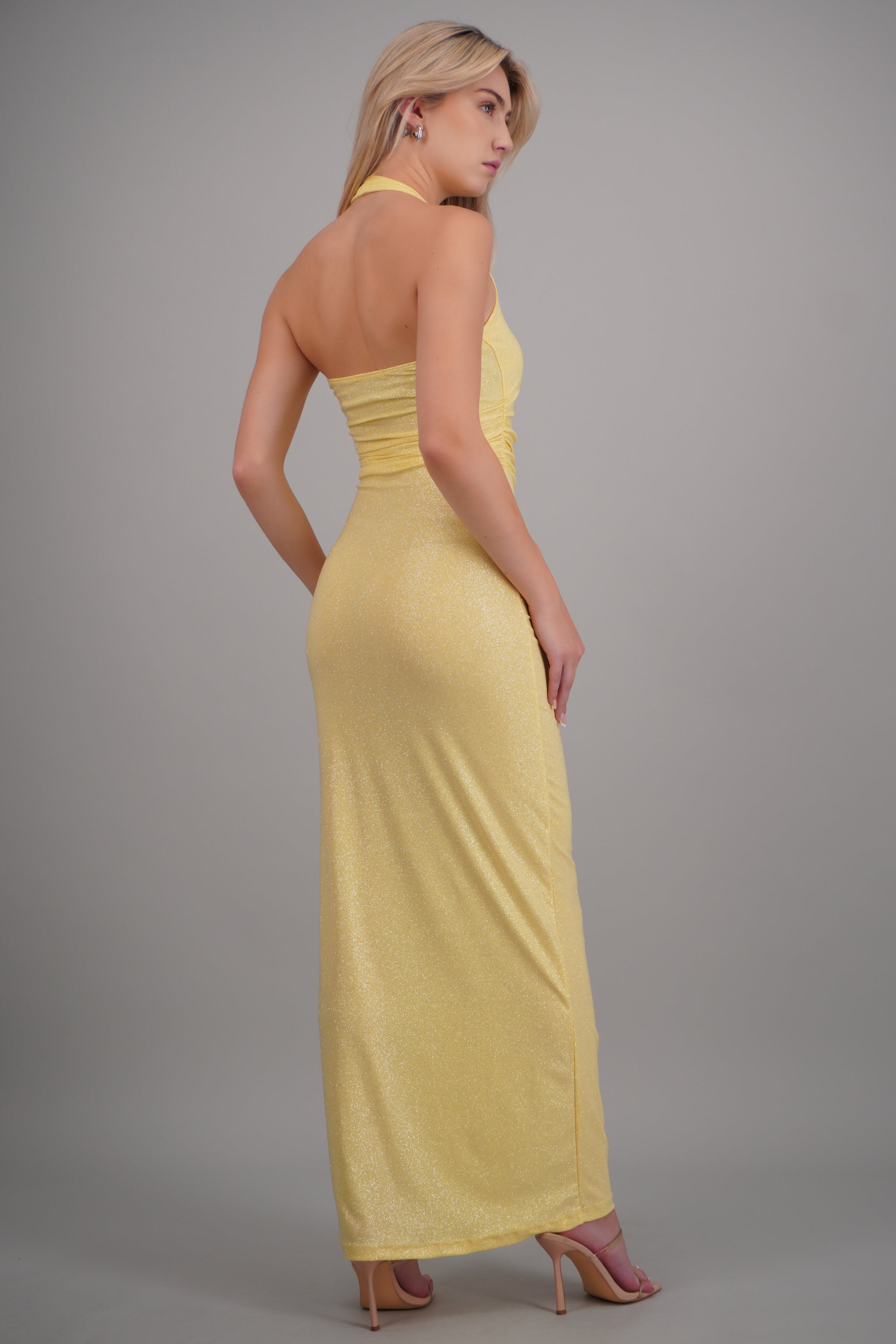 Vestido maxi halter detalle plisado AMARILLO PASTEL