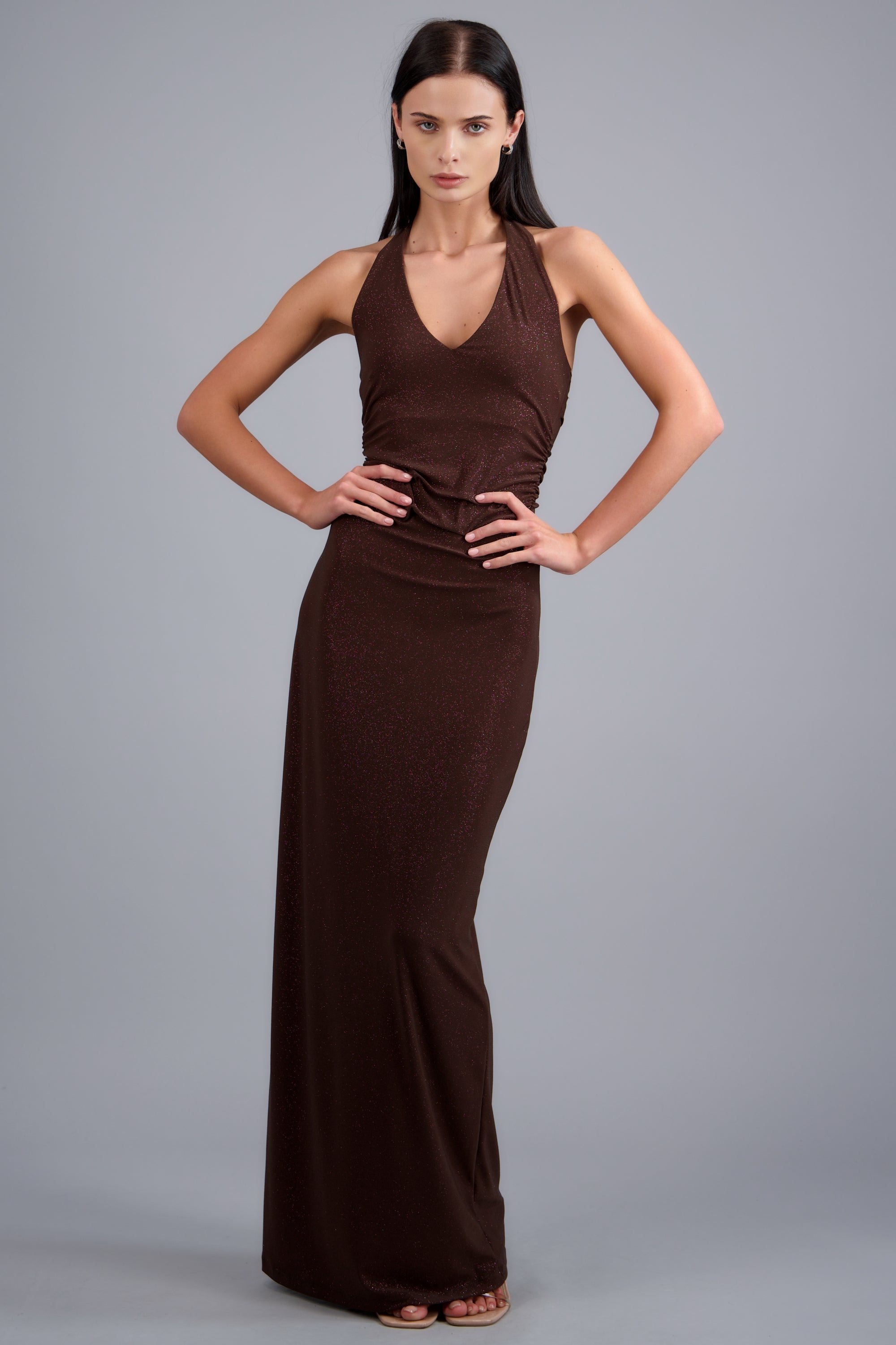 Vestido maxi halter detalle plisado CHOCOLATE