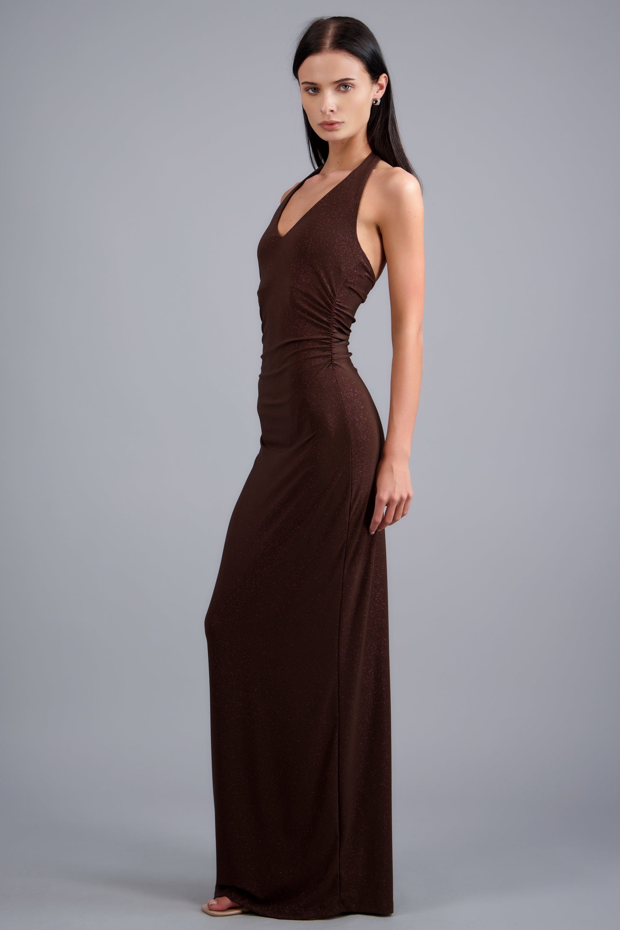 Vestido maxi halter detalle plisado CHOCOLATE