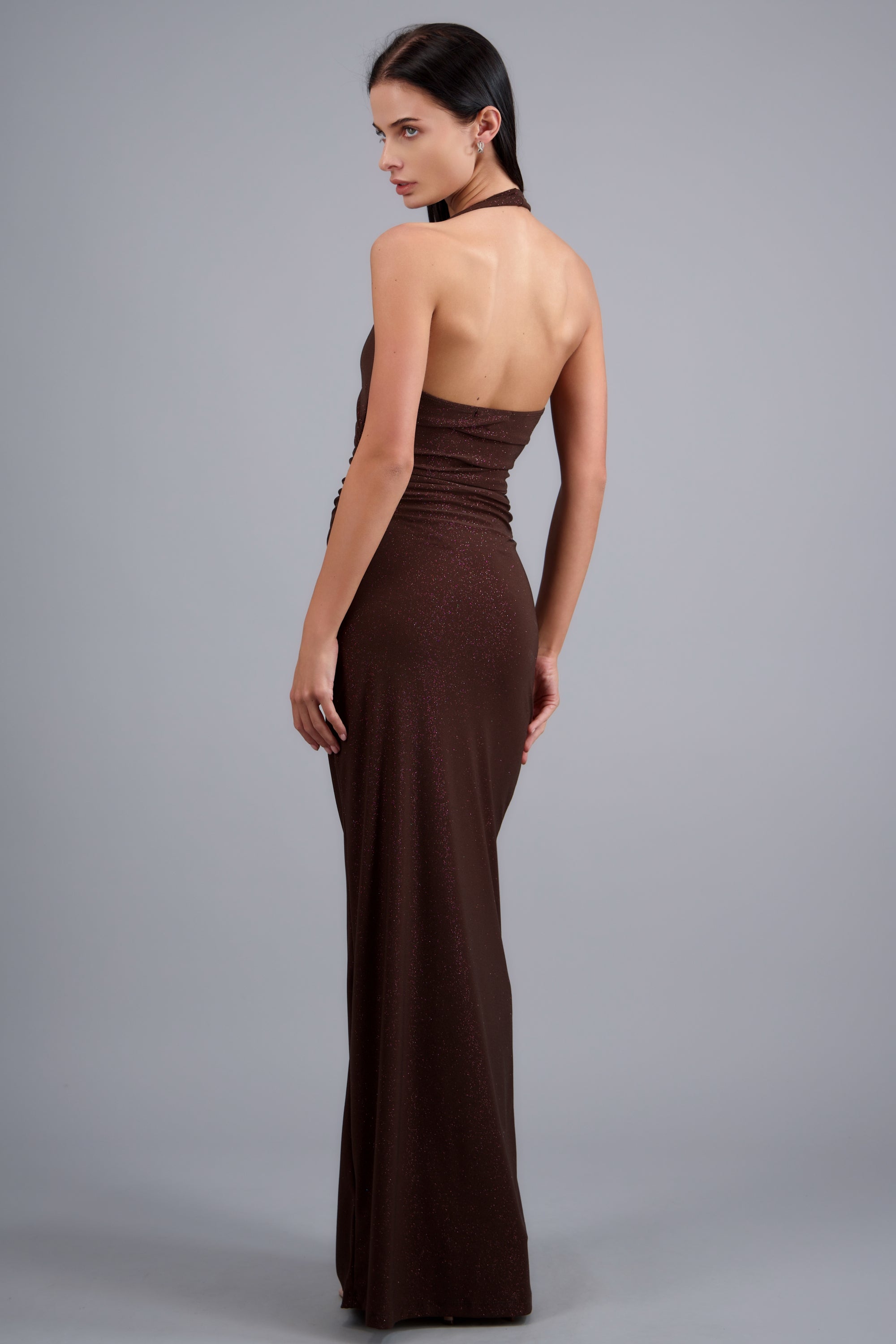 Vestido maxi halter detalle plisado CHOCOLATE