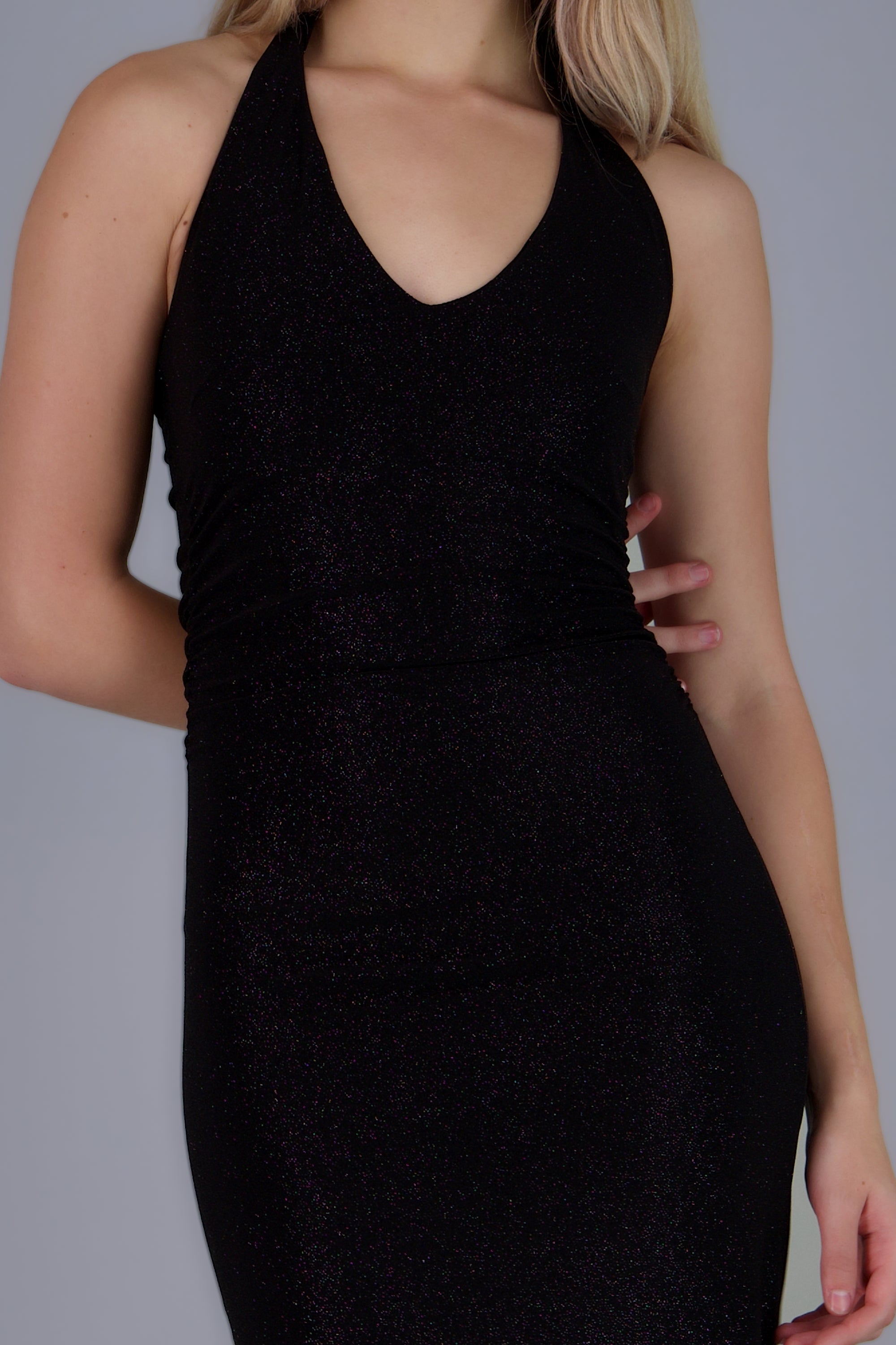 Vestido maxi halter detalle plisado NEGRO