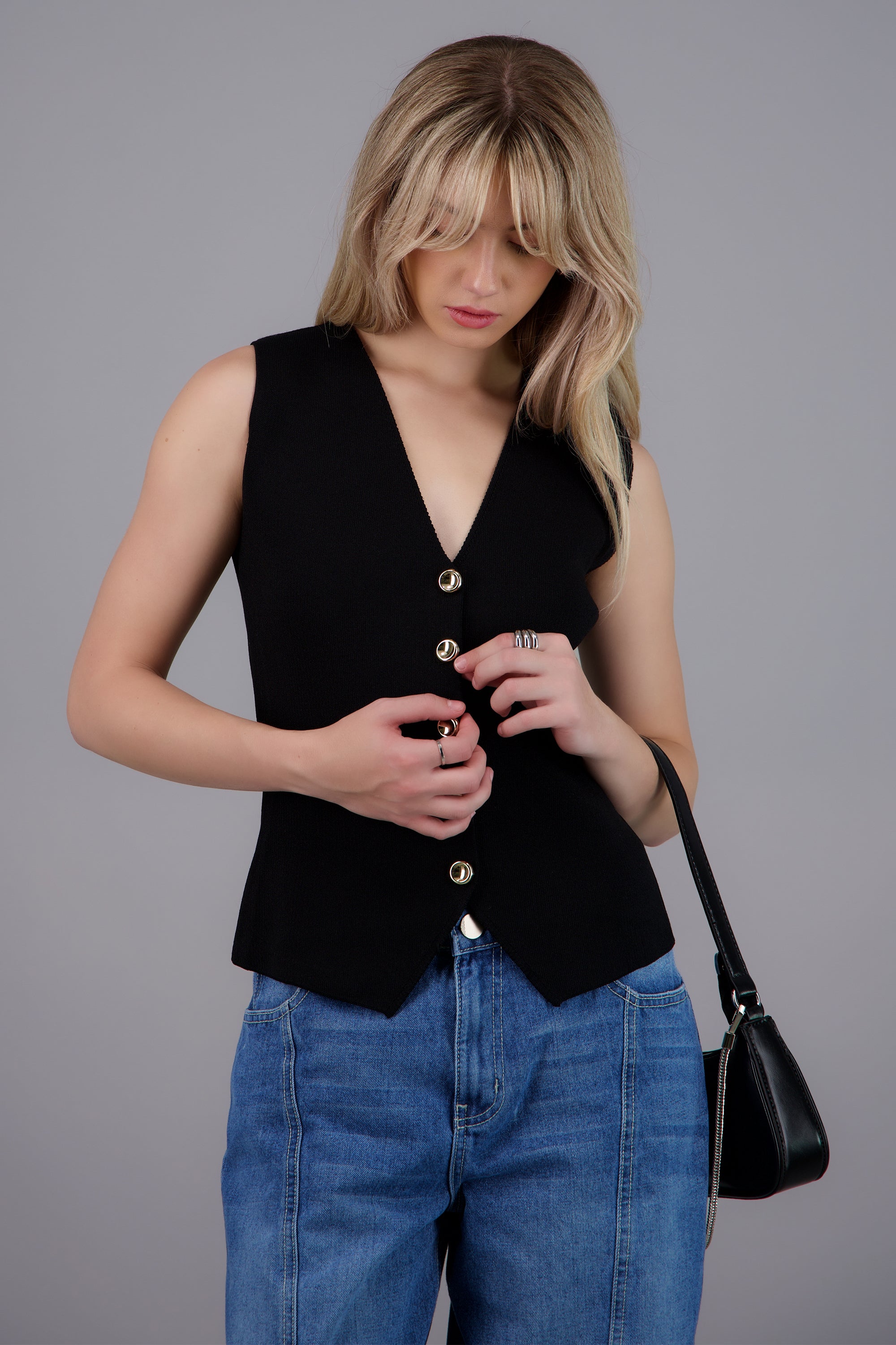 Top tipo chaleco tejido detalle botones NEGRO