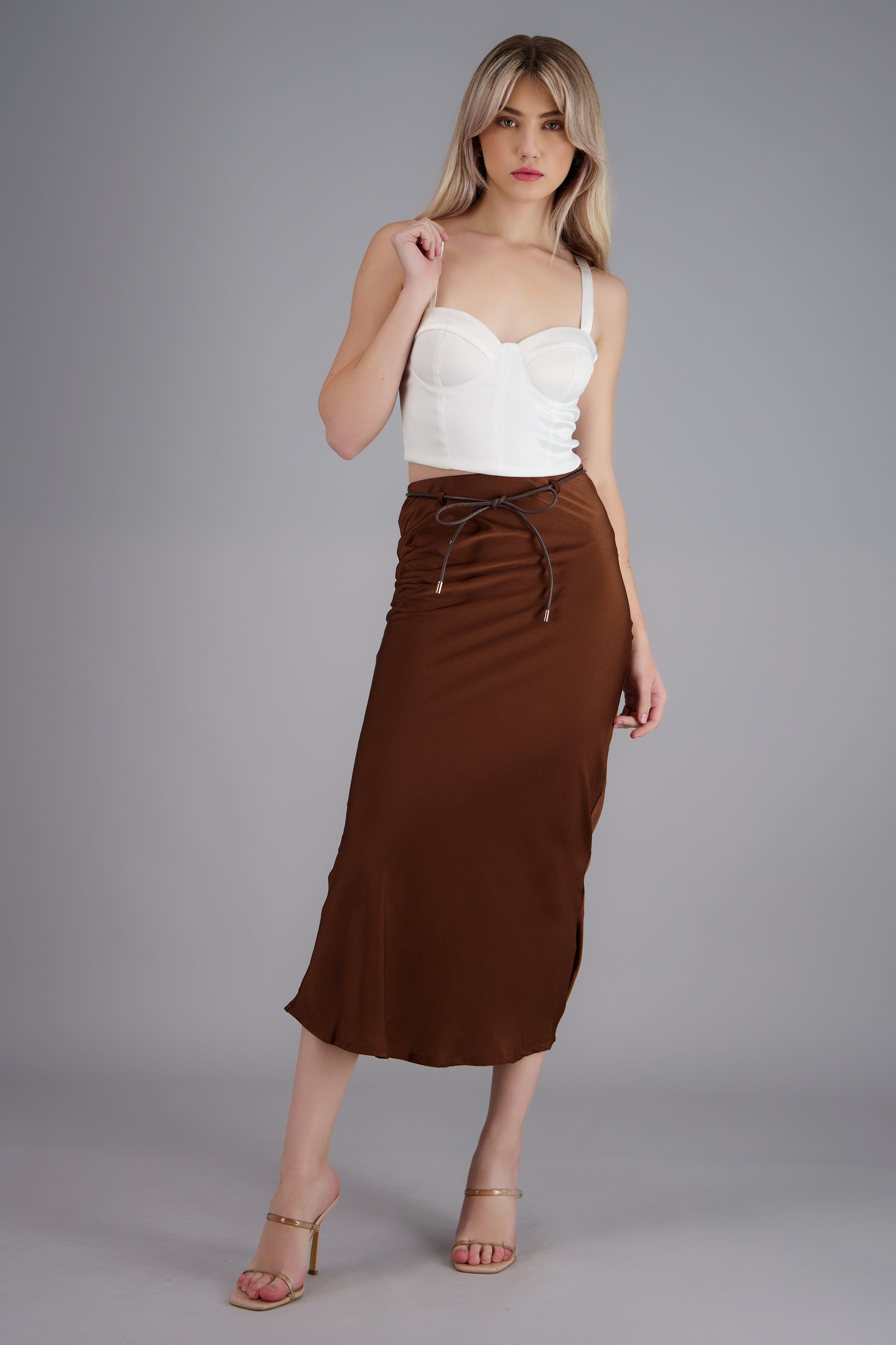 Falda midi lisa satin con cinturon CHOCOLATE