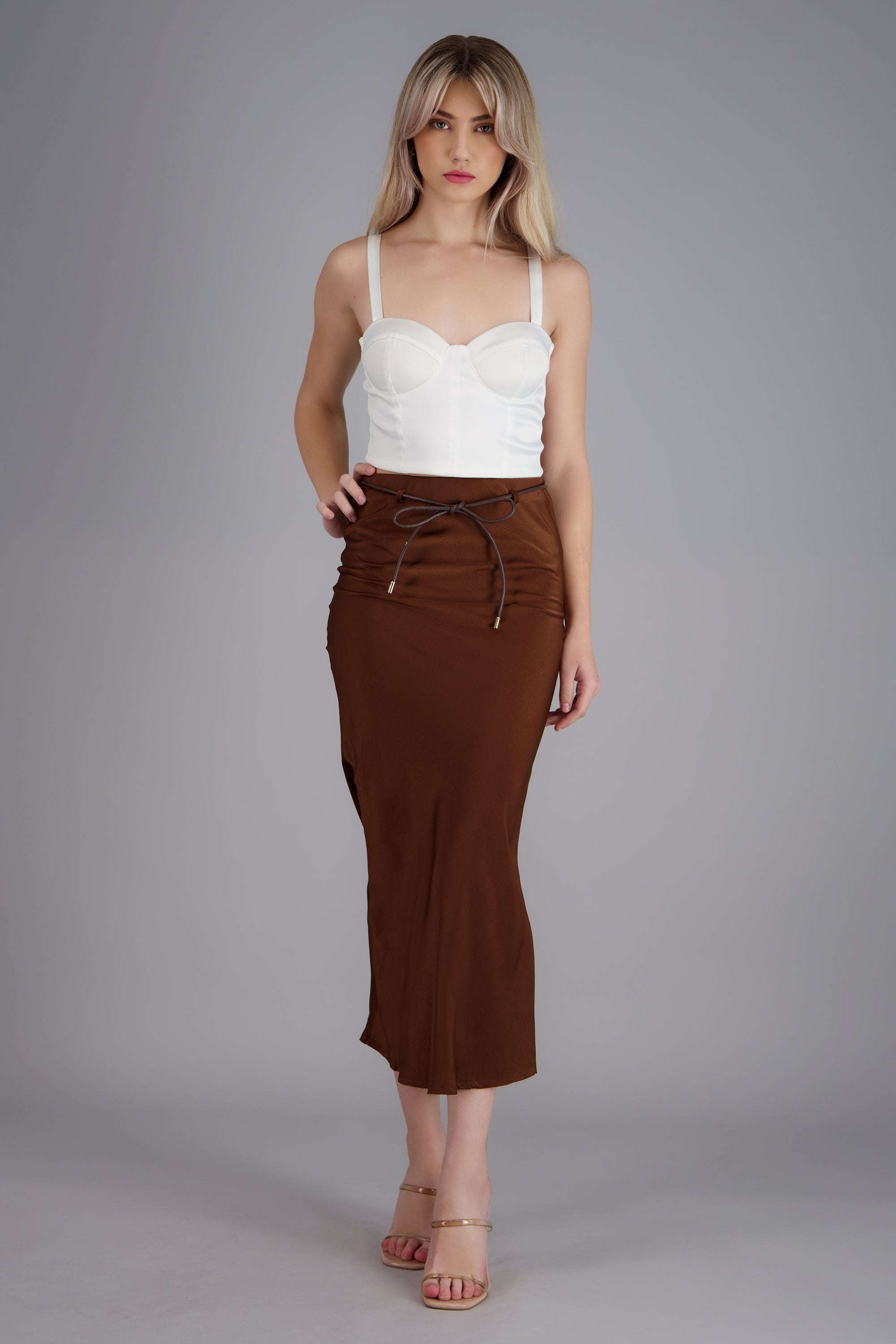 Falda midi lisa satin con cinturon CHOCOLATE