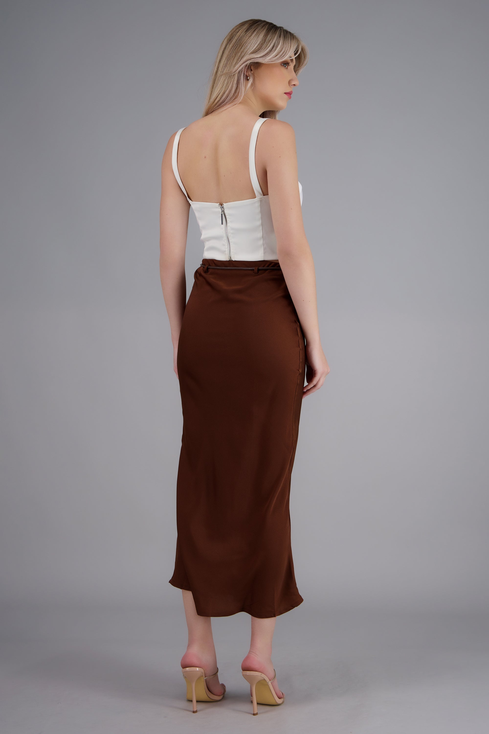 Falda midi lisa satin con cinturon CHOCOLATE