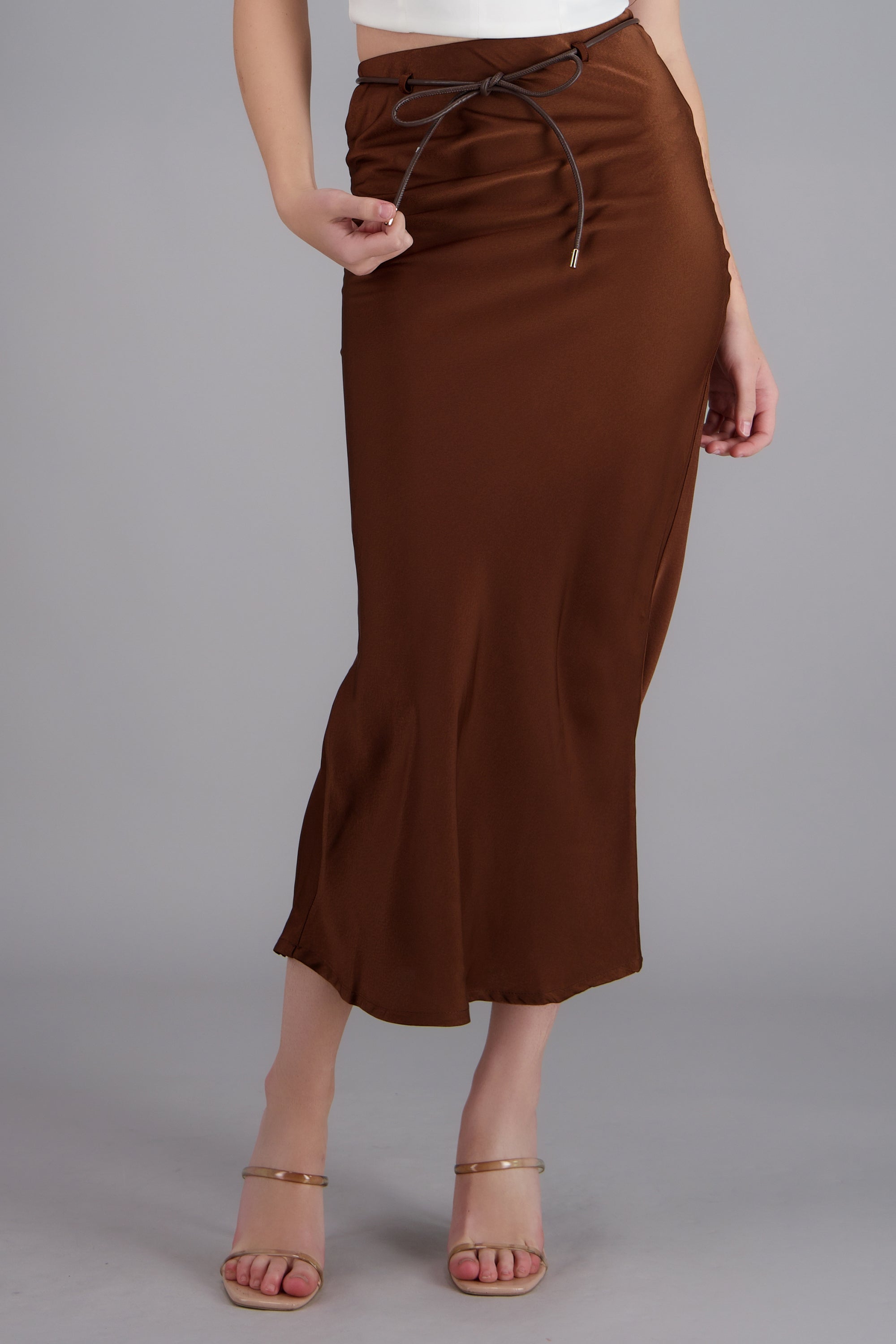 Falda midi lisa satin con cinturon CHOCOLATE