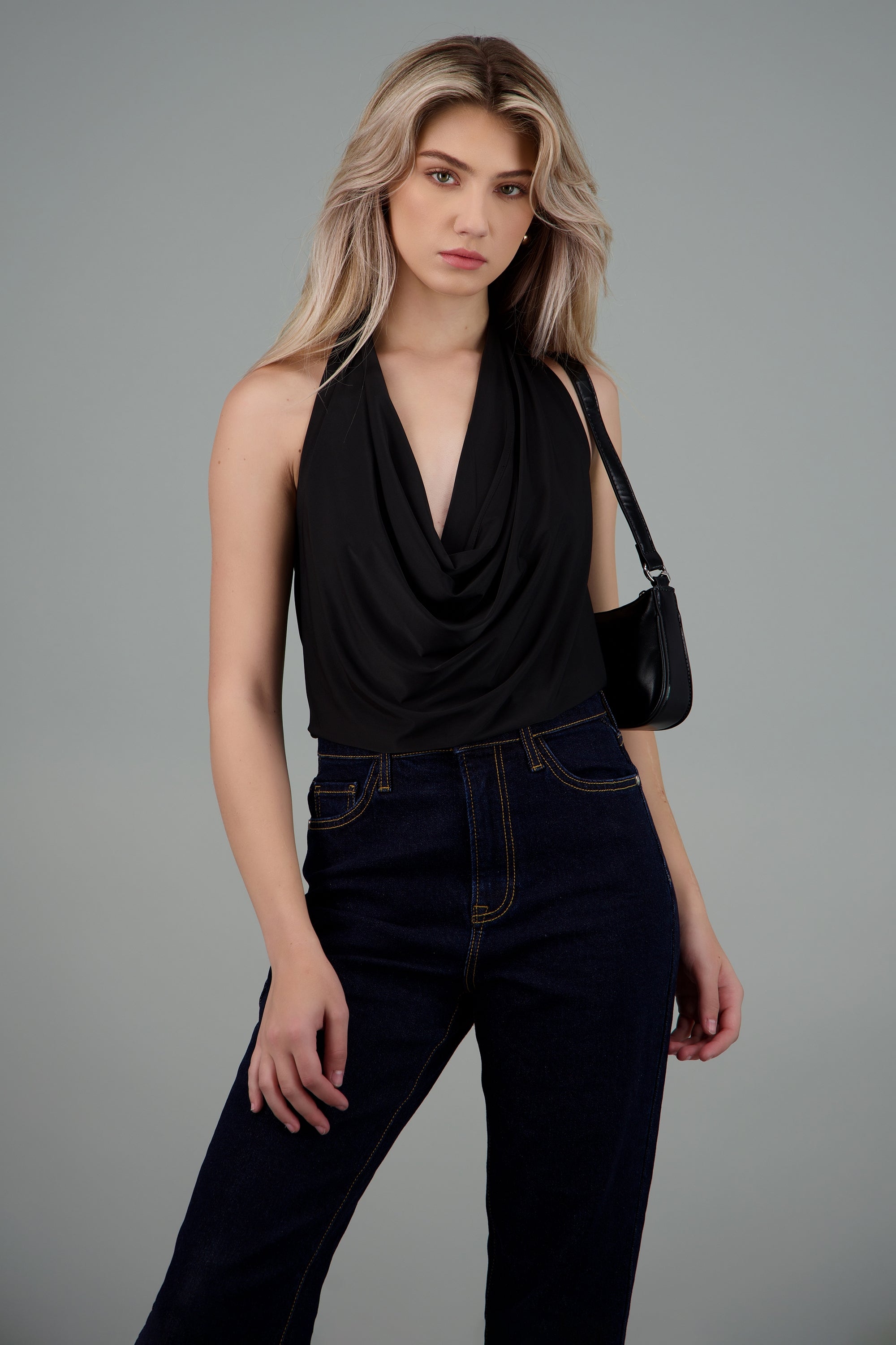 Top cuello cascada halter NEGRO