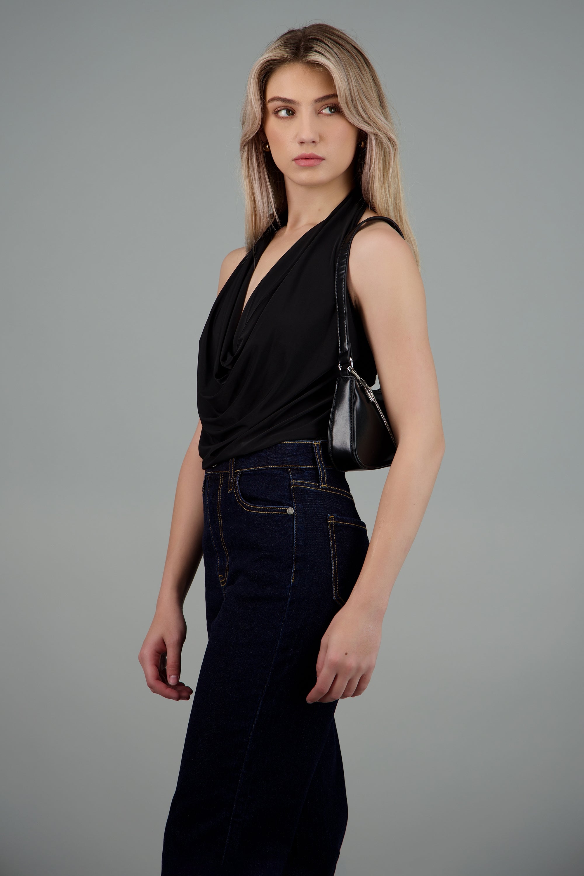 Top cuello cascada halter NEGRO