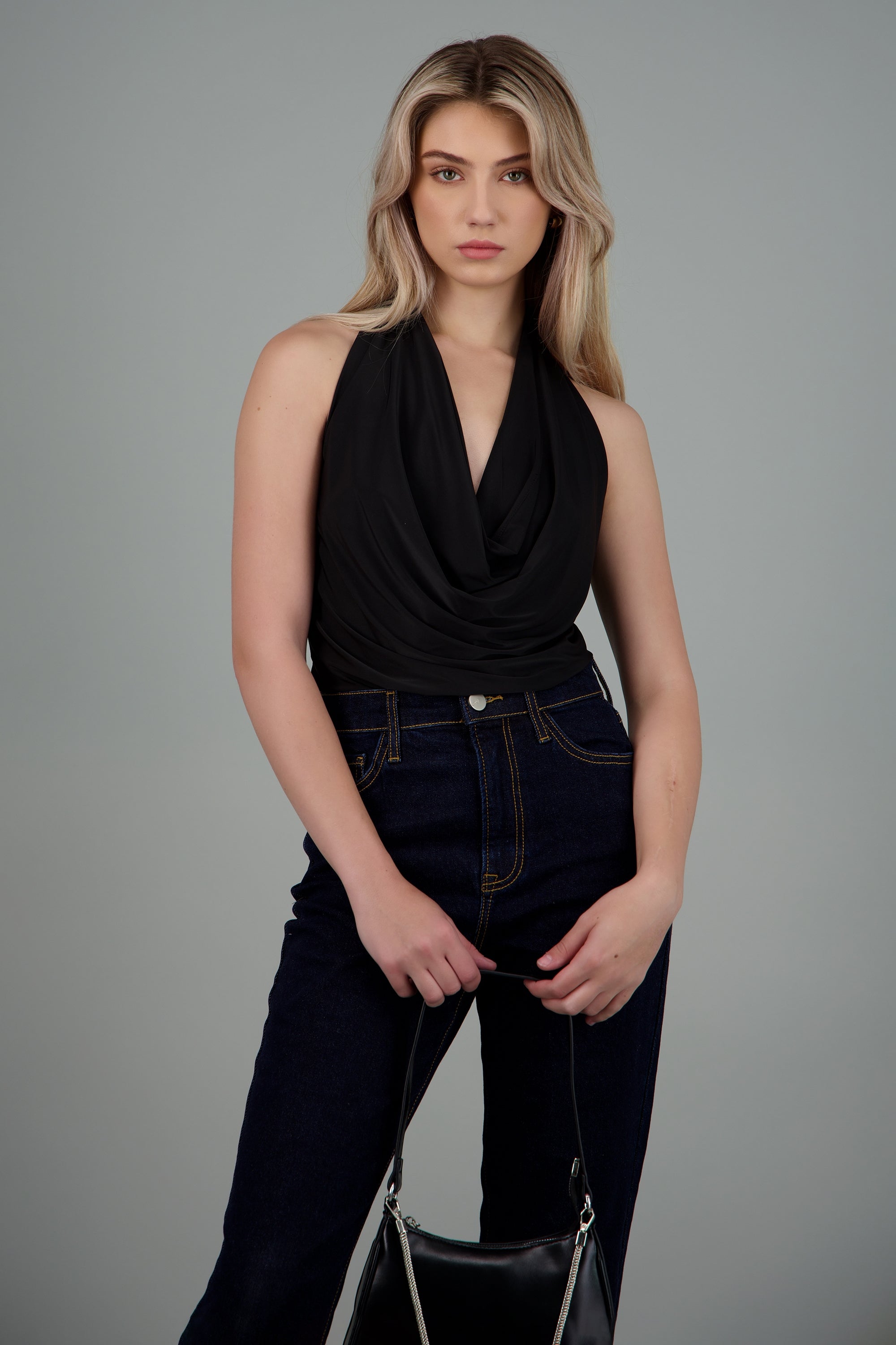 Top cuello cascada halter NEGRO