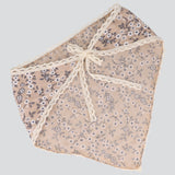 Pañuelo triángulo flores bordadas