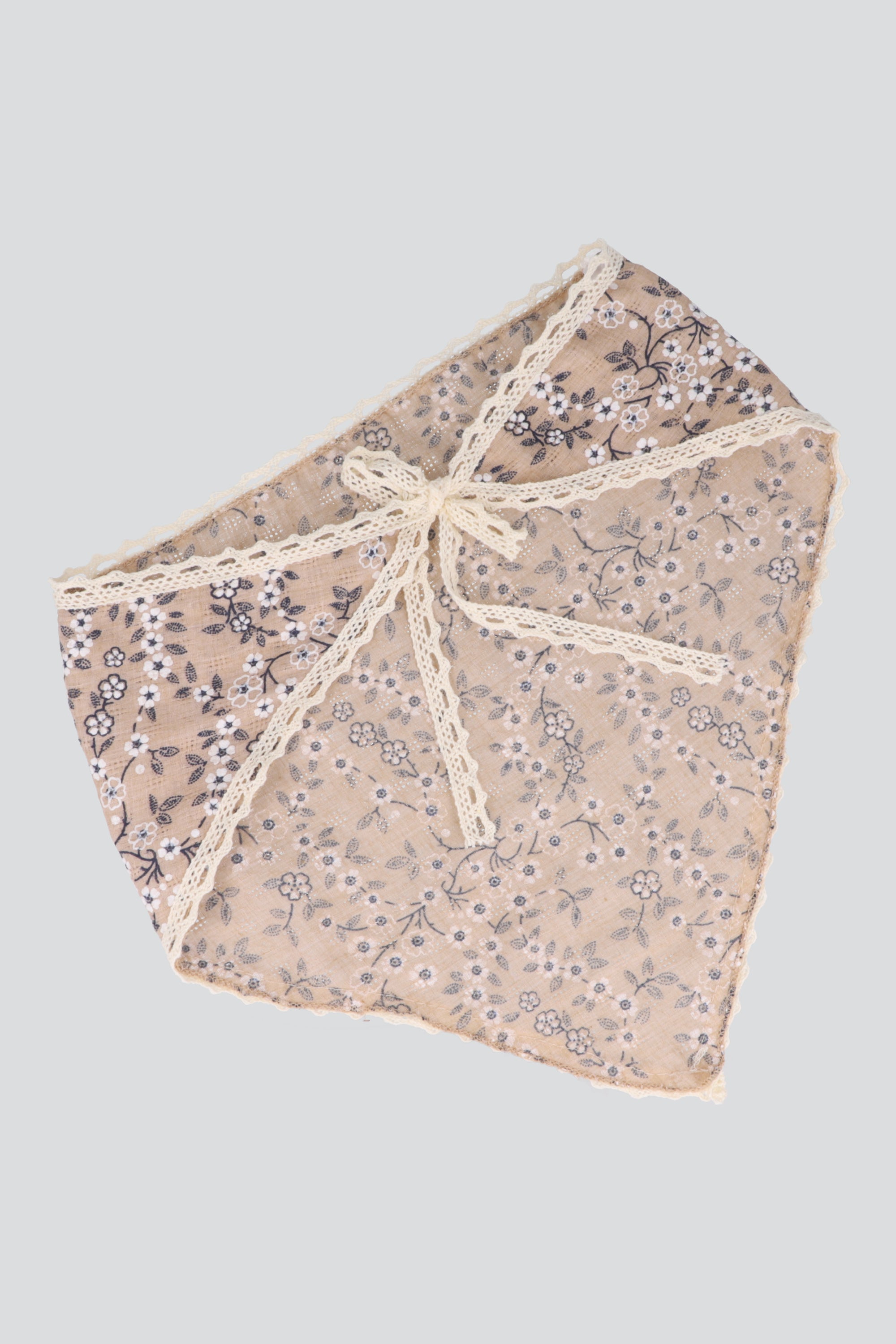 Pañuelo triángulo flores bordadas