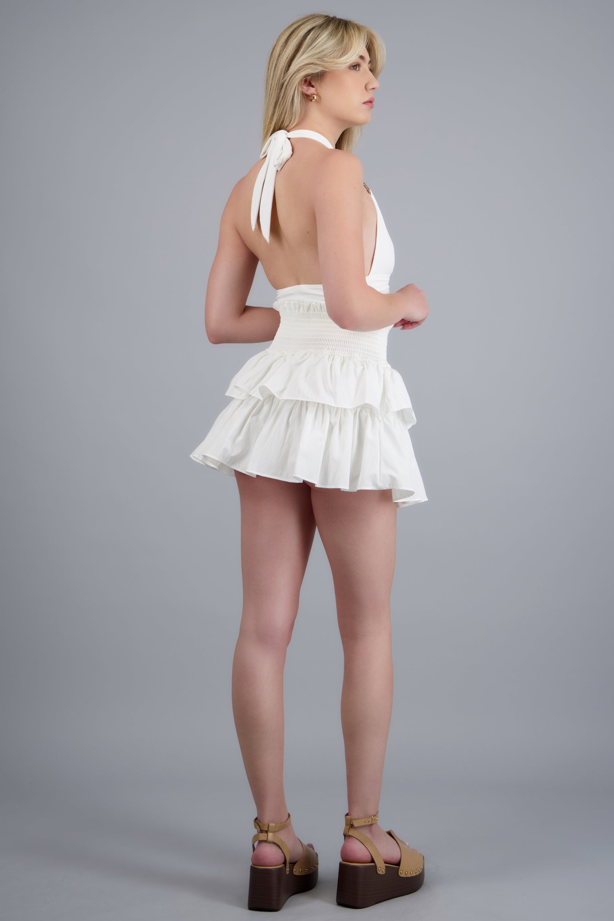 Mini falda de olanes pretina ancha estilo smock BLANCO