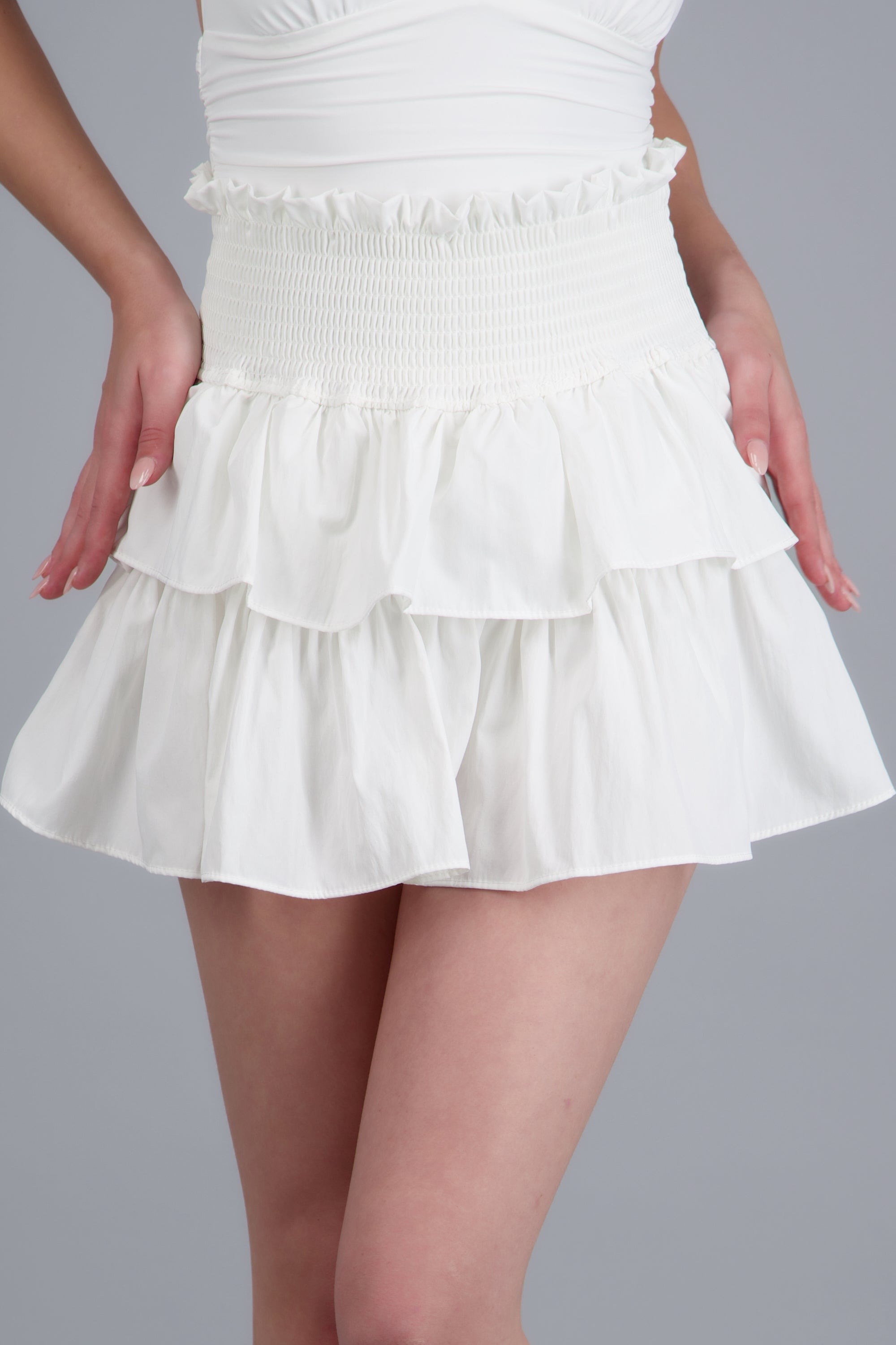 Mini falda de olanes pretina ancha estilo smock BLANCO