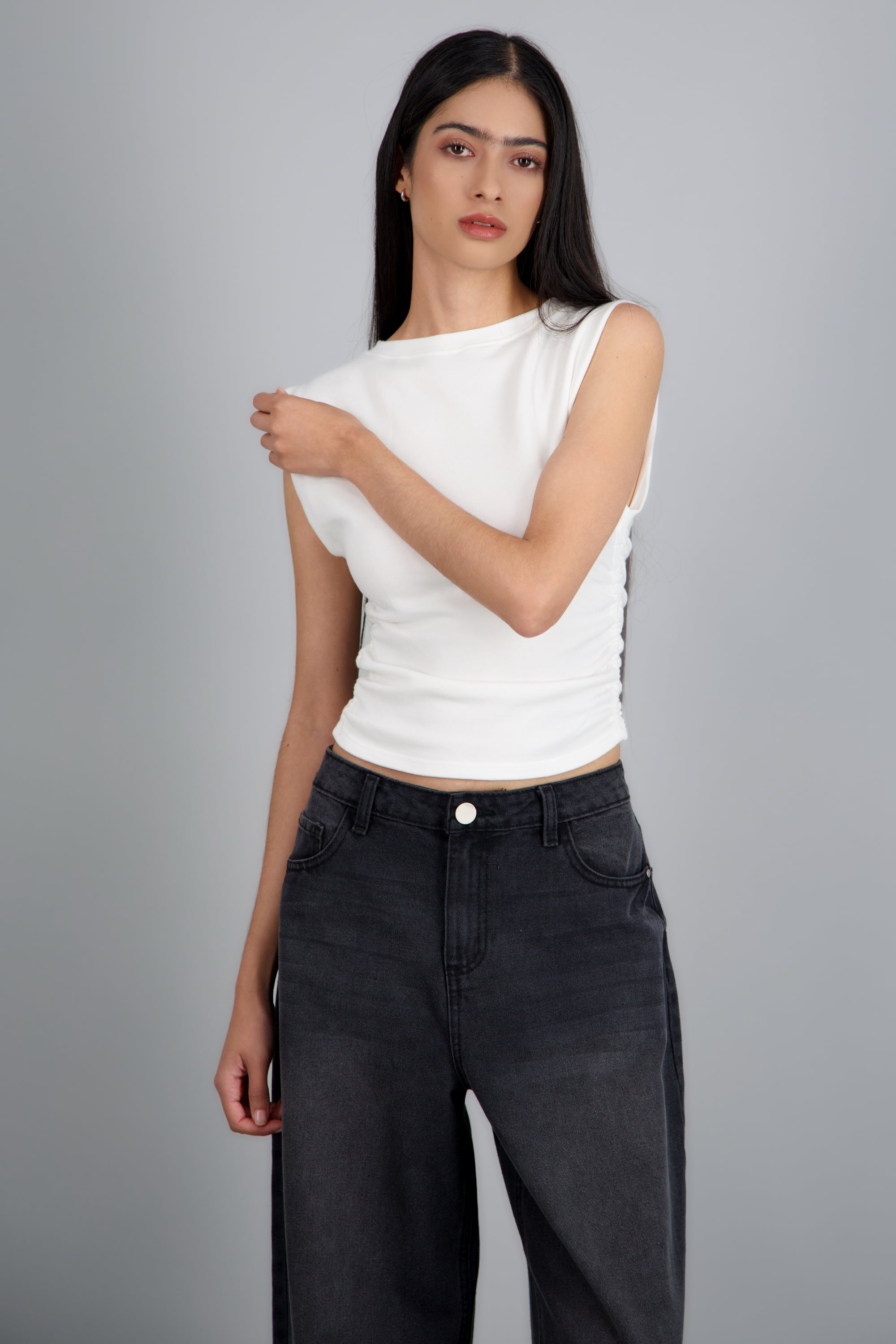 Top sin manga drapeado CREMA