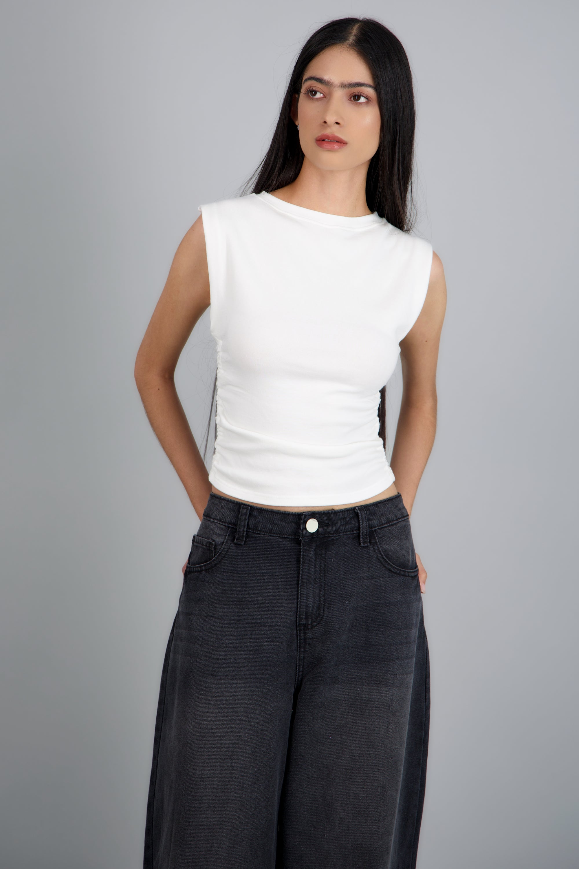 Top sin manga drapeado CREMA