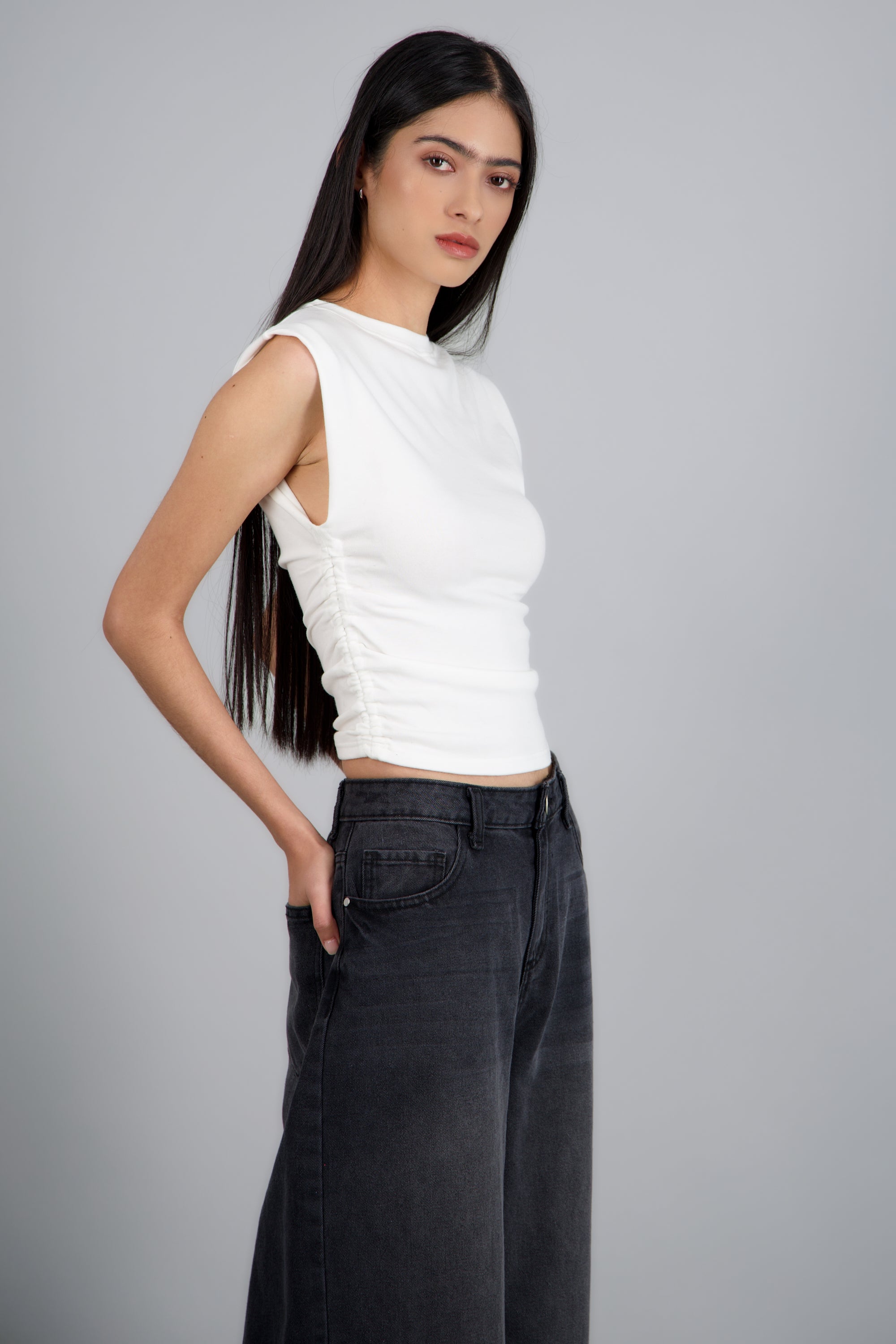 Top sin manga drapeado CREMA