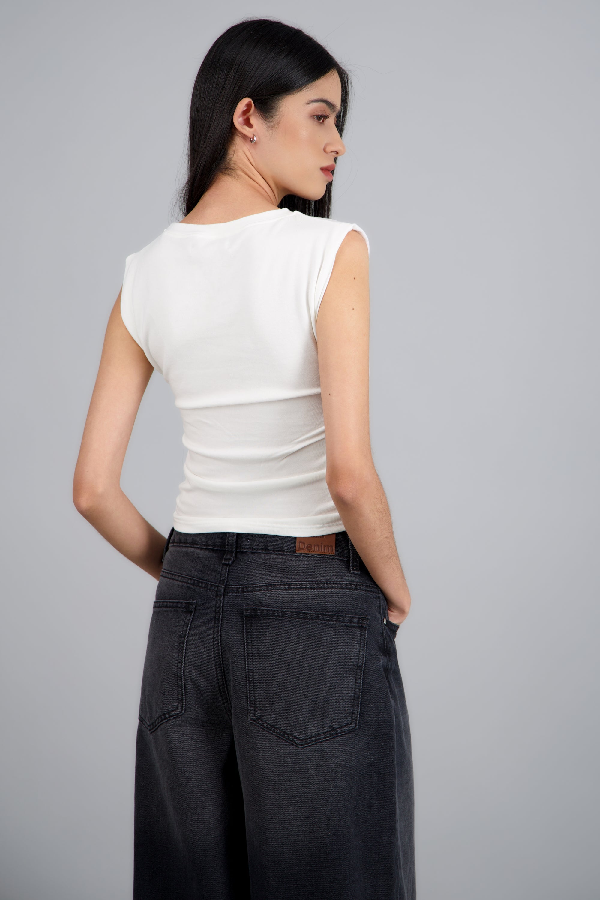 Top sin manga drapeado CREMA