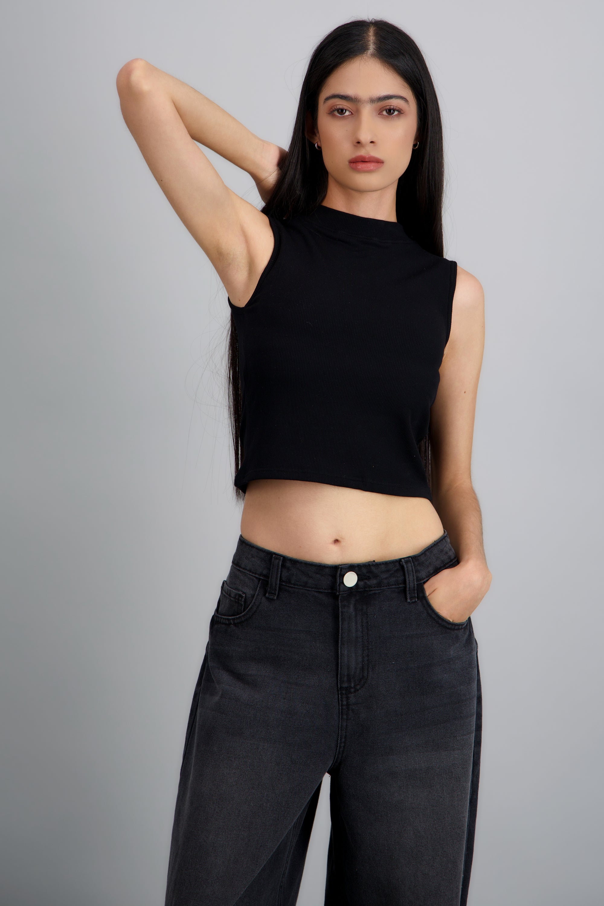 Top sin manga cuello redondo NEGRO