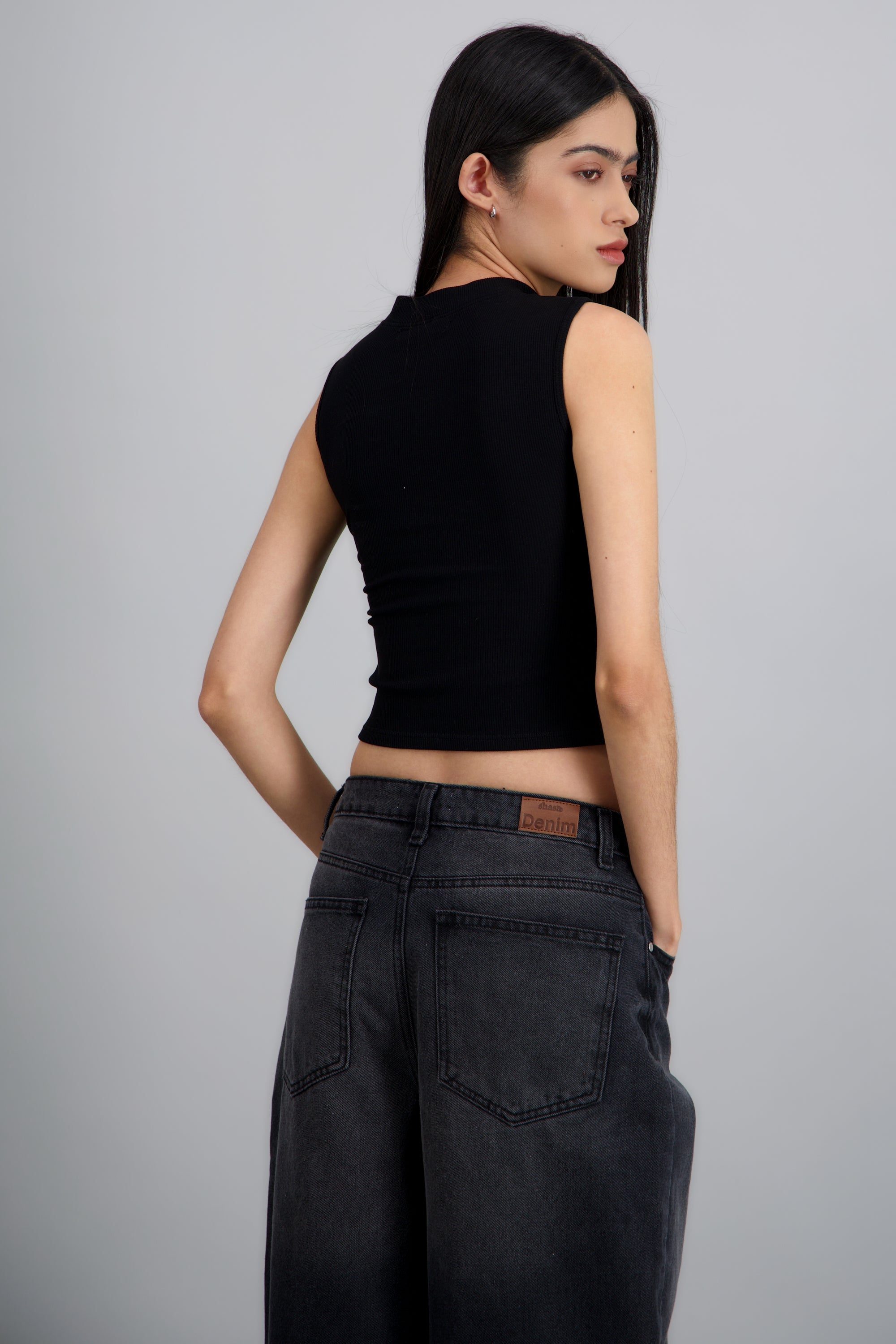 Top sin manga cuello redondo NEGRO