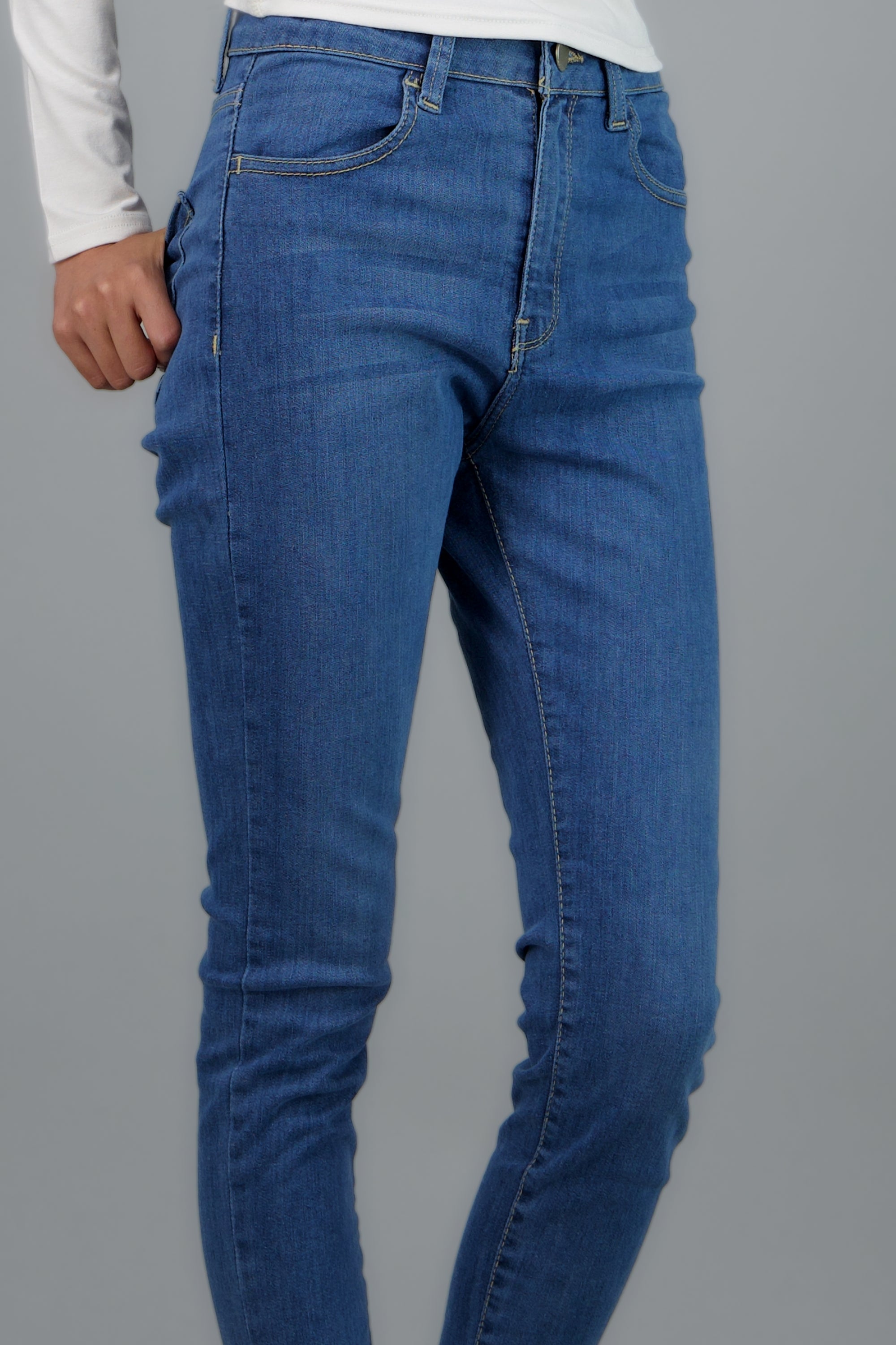 MEDIUM WASH