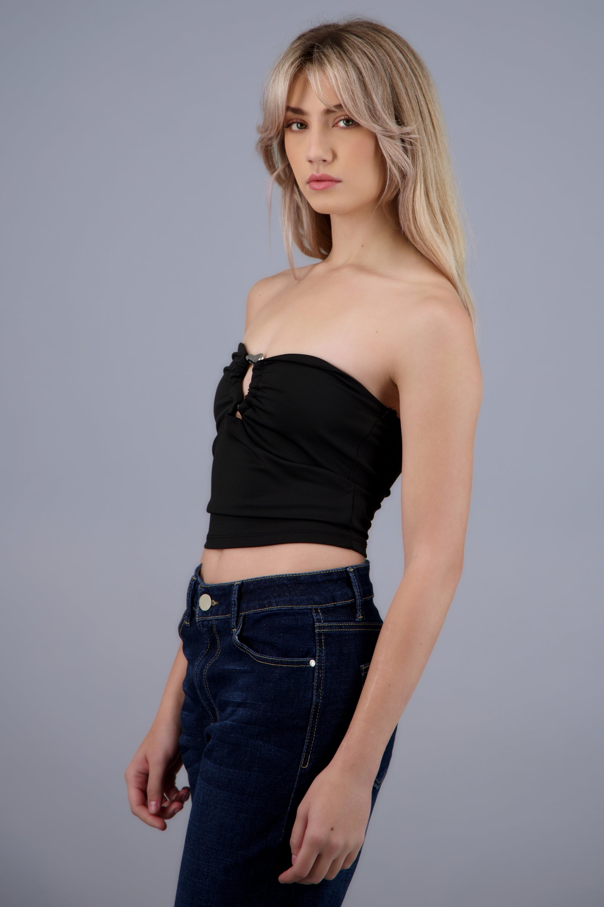 Top strapless con detalle escote NEGRO
