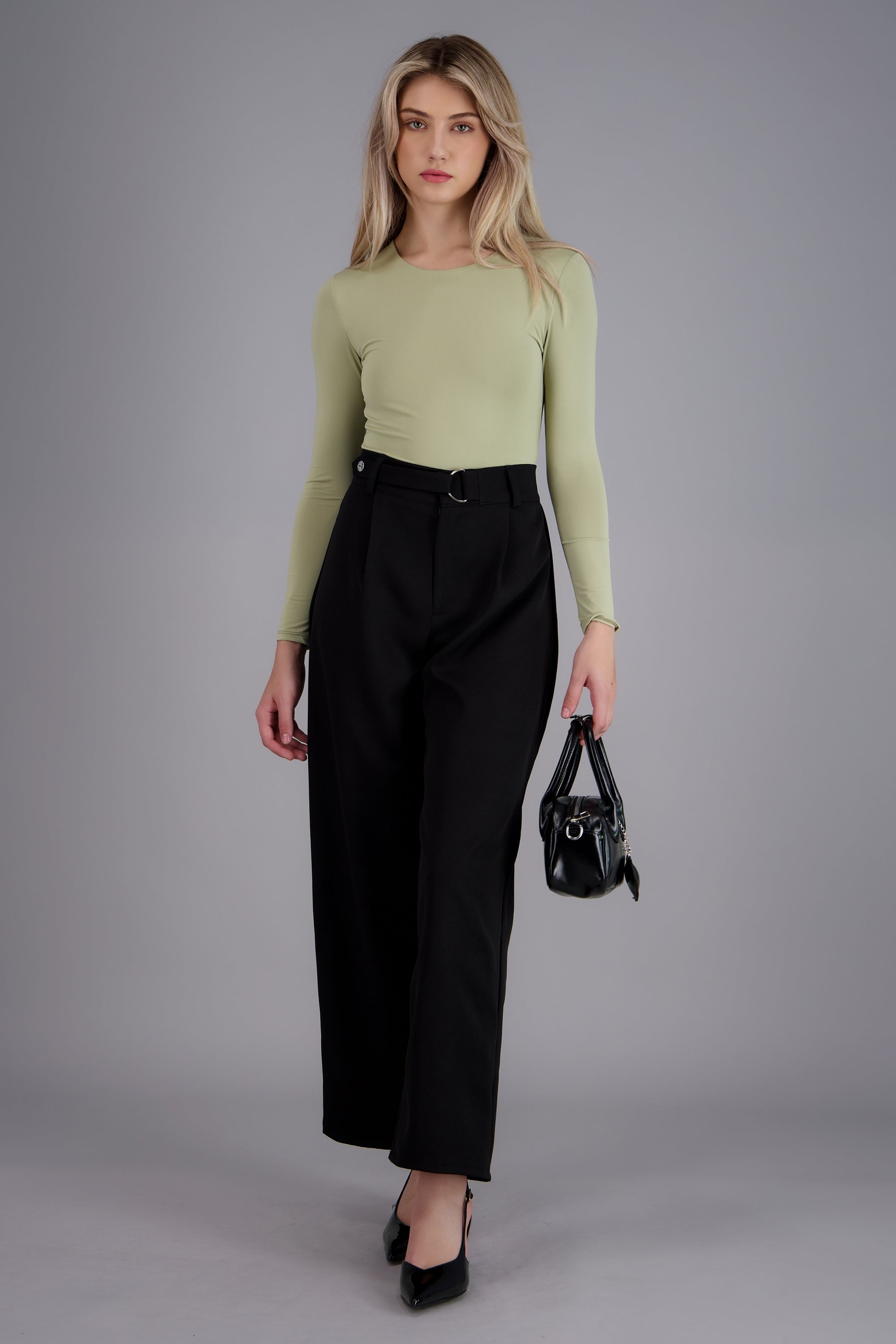 Pantalon recto con pinzas detalle cinturon NEGRO